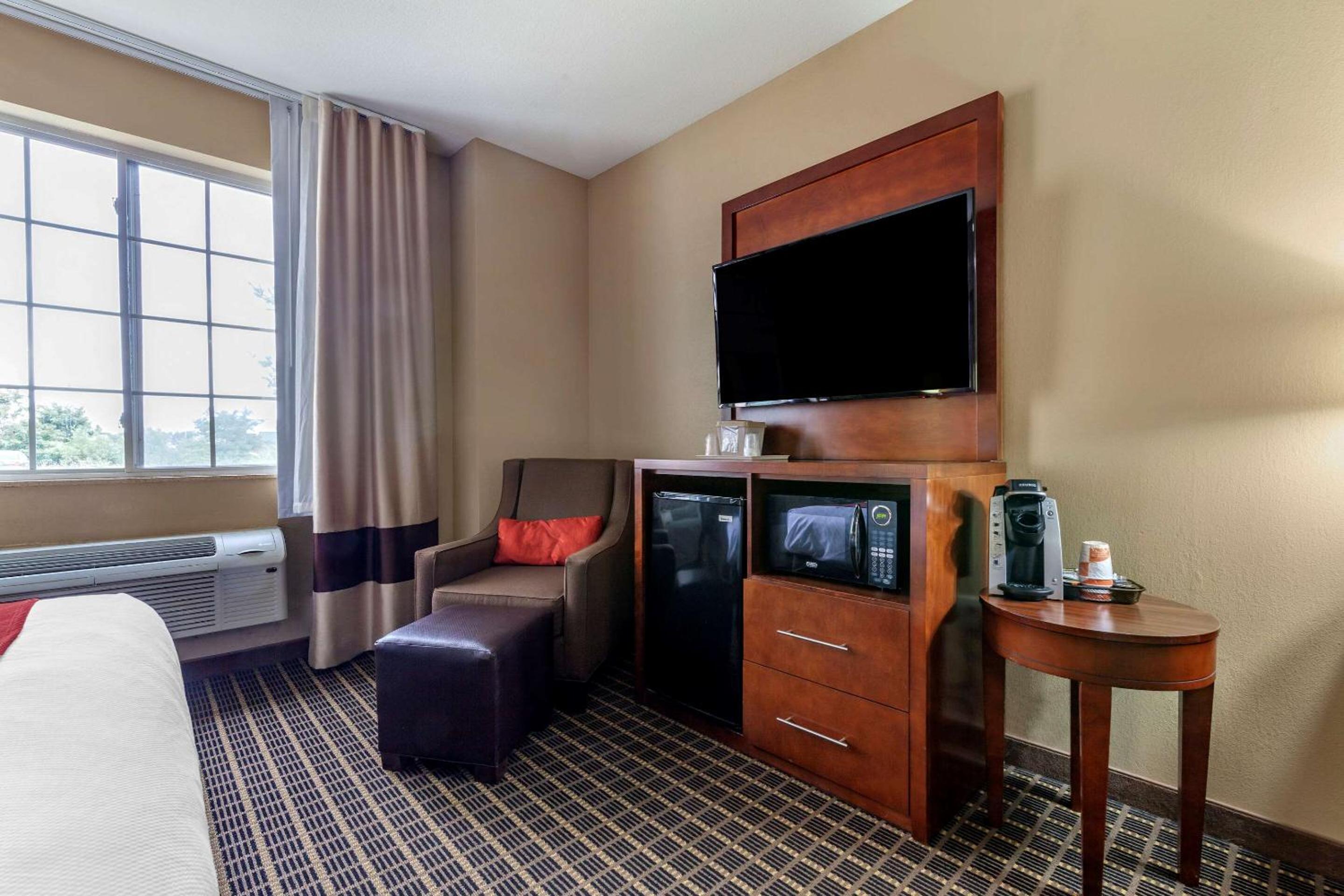 King Suite with Roll-In Shower - Accessible/Non-Smoking photo 2
