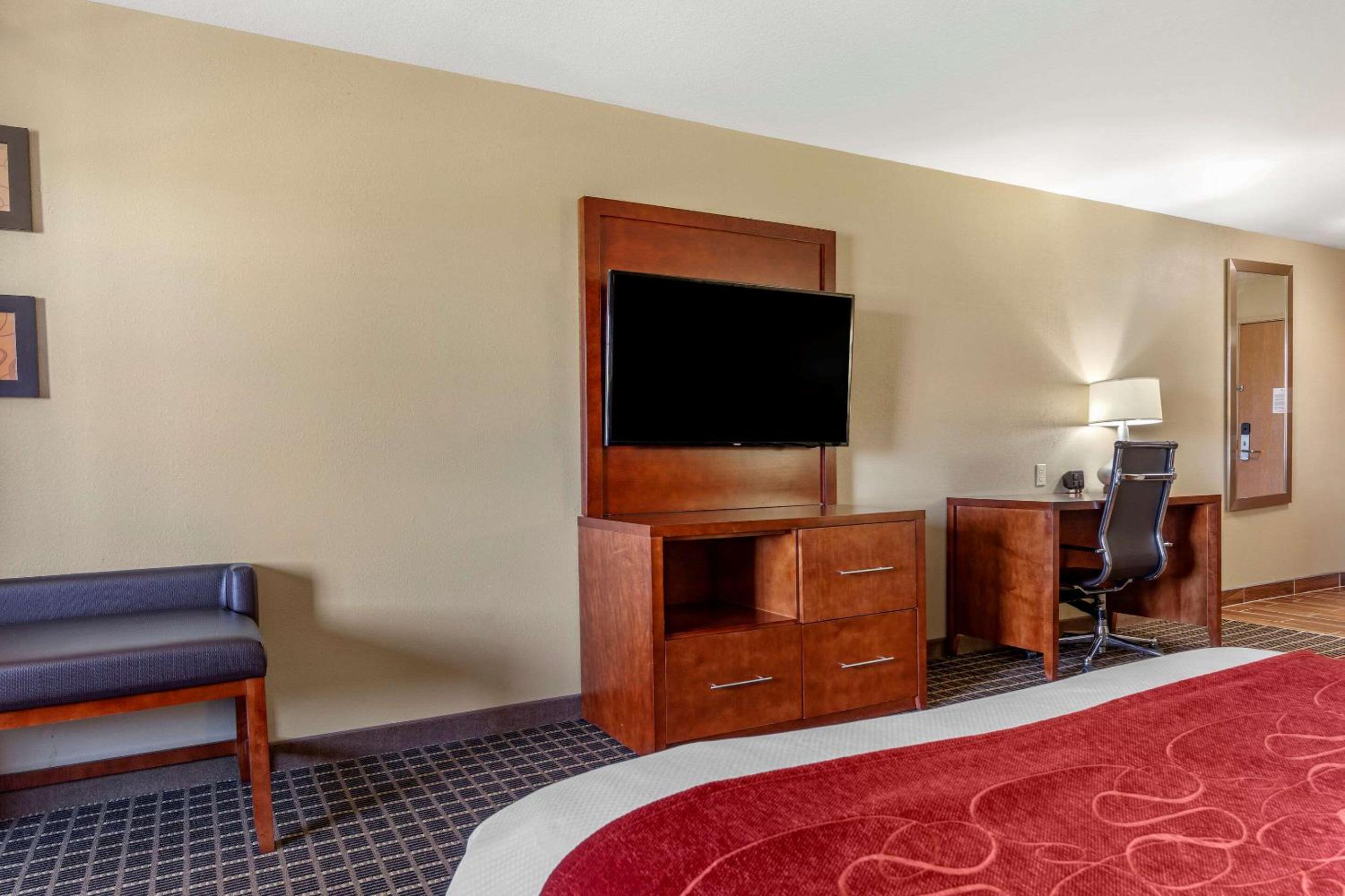 Queen Suite with Two Queen Beds - Non-Smoking/SofaBed