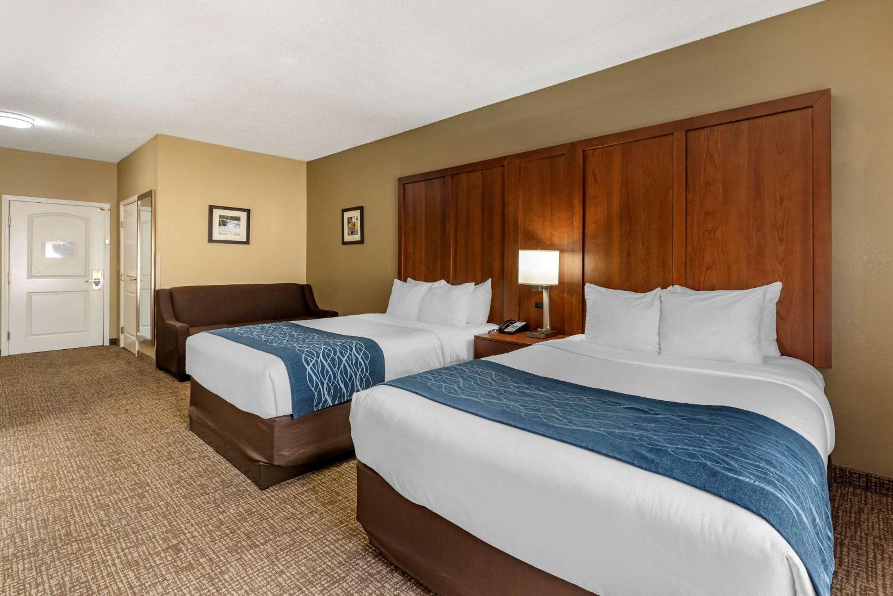 Queen Room with Two Queen Beds - Non-Smoking - Photo 1
