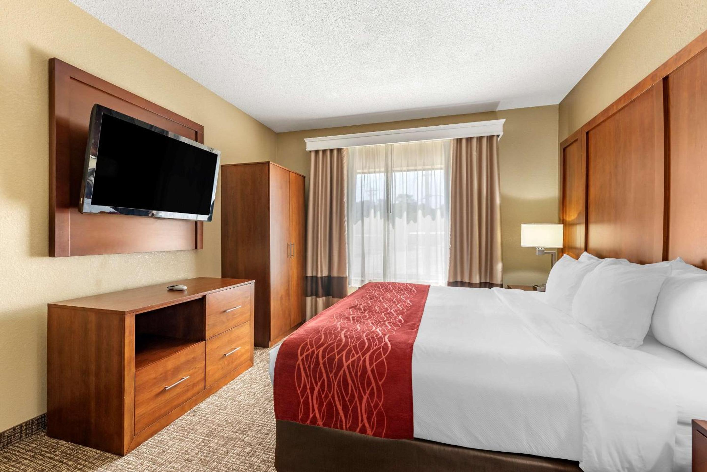 King Room - Non-Smoking - Photo 3