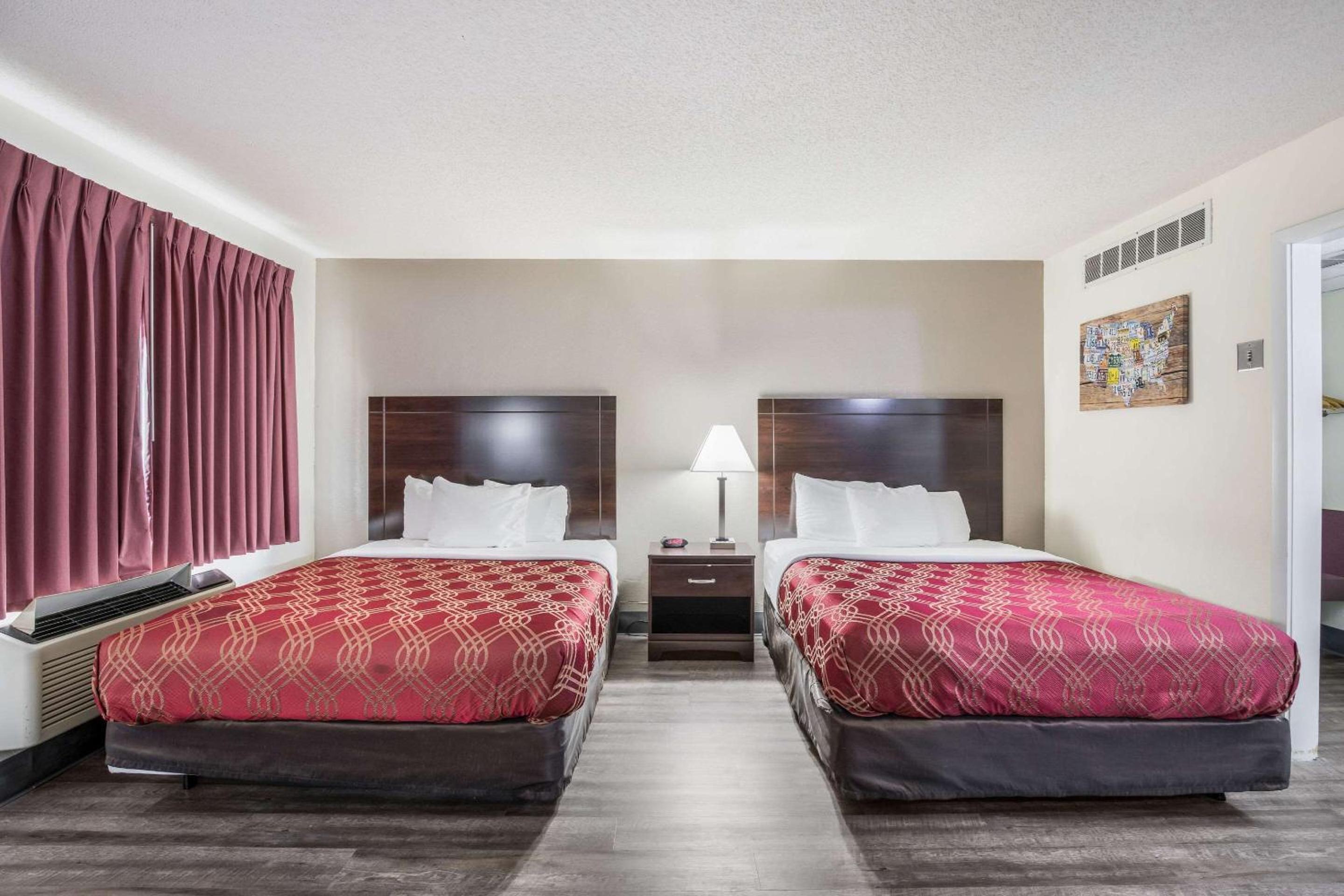 Queen Room with Two Queen Beds - Non-Smoking/Ground Floor - Photo 1