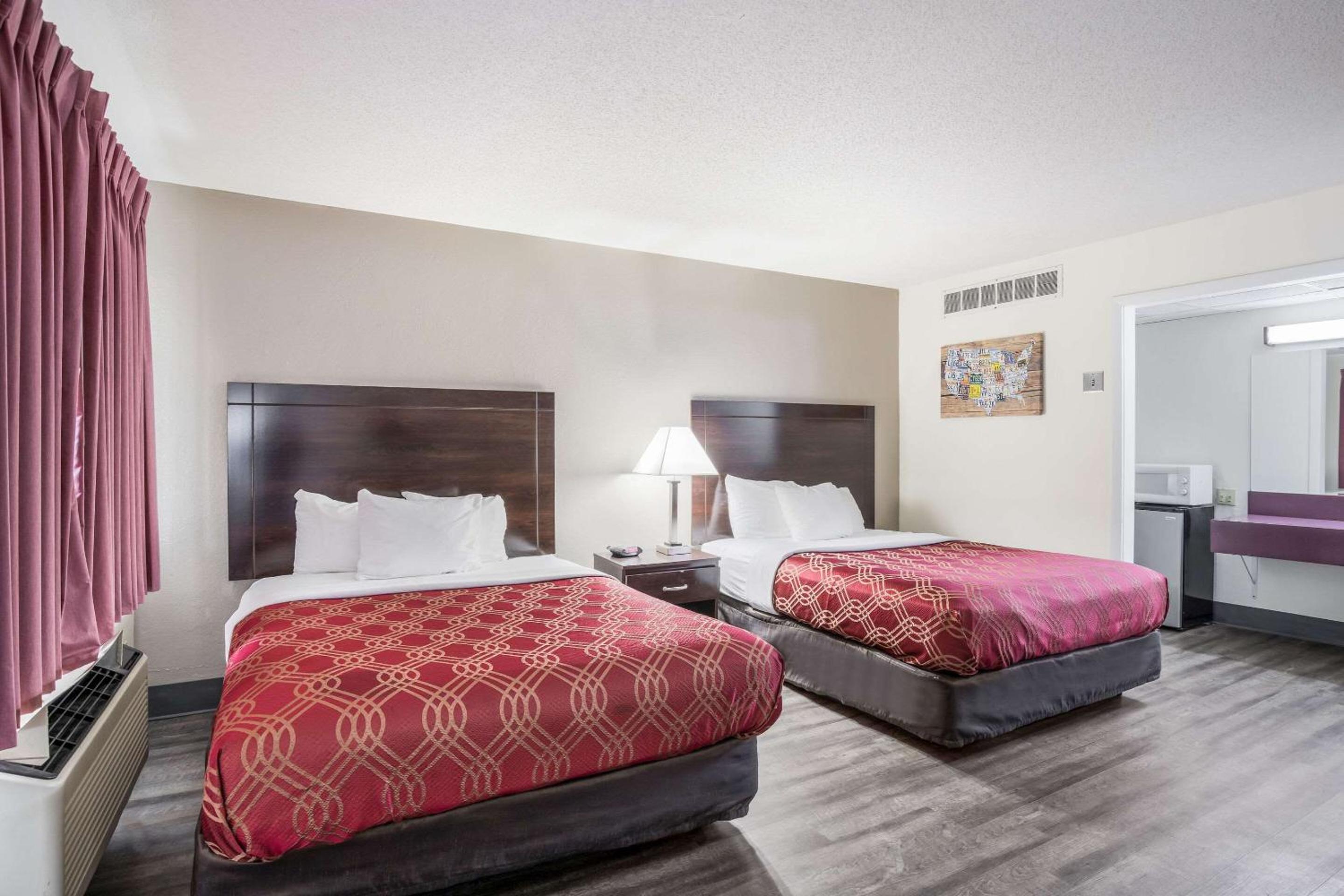 Queen Room with Two Queen Beds - Non-Smoking/Ground Floor - Photo 2