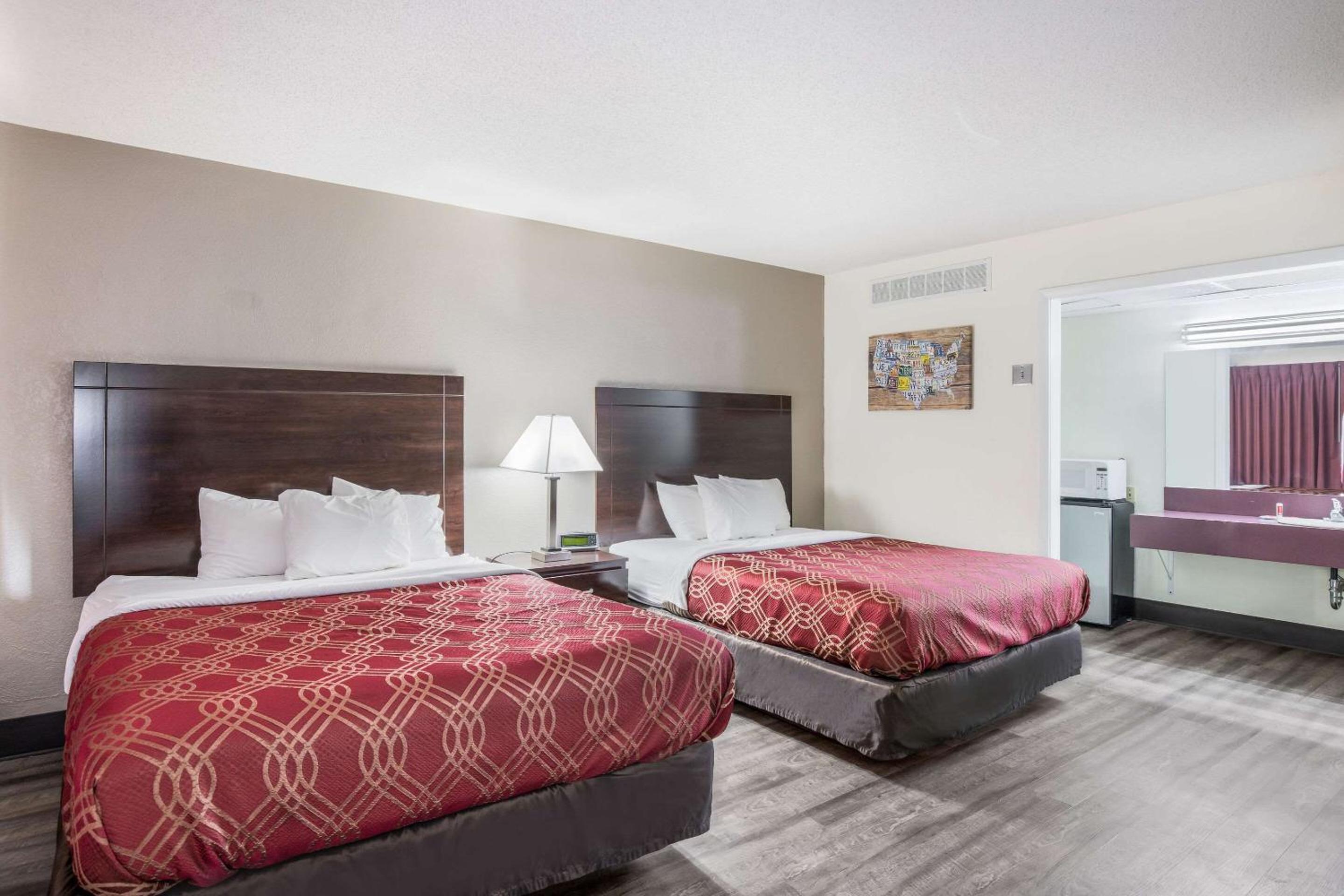 Queen Room with Two Queen Beds - Smoking/Ground Floor  photo 1