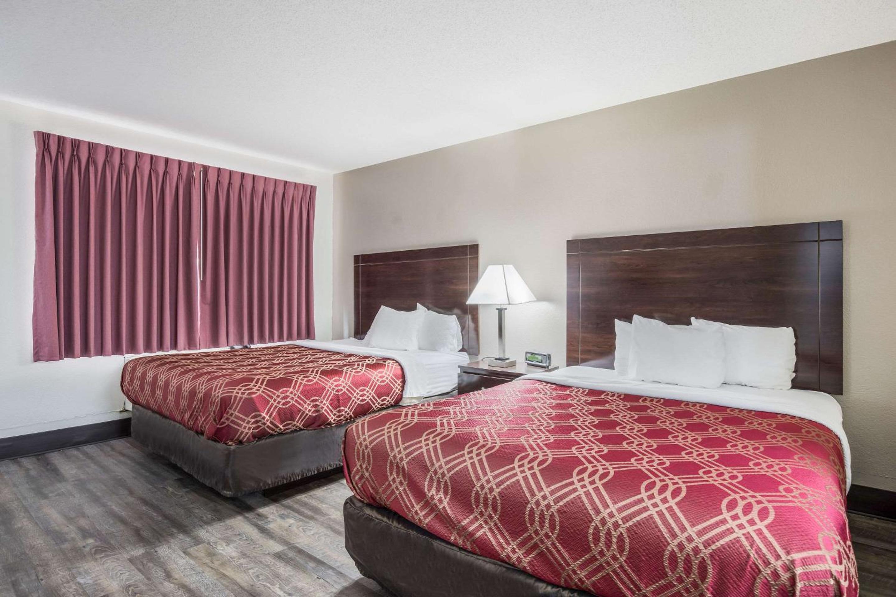Queen Room with Two Queen Beds - Smoking/Ground Floor  photo 2