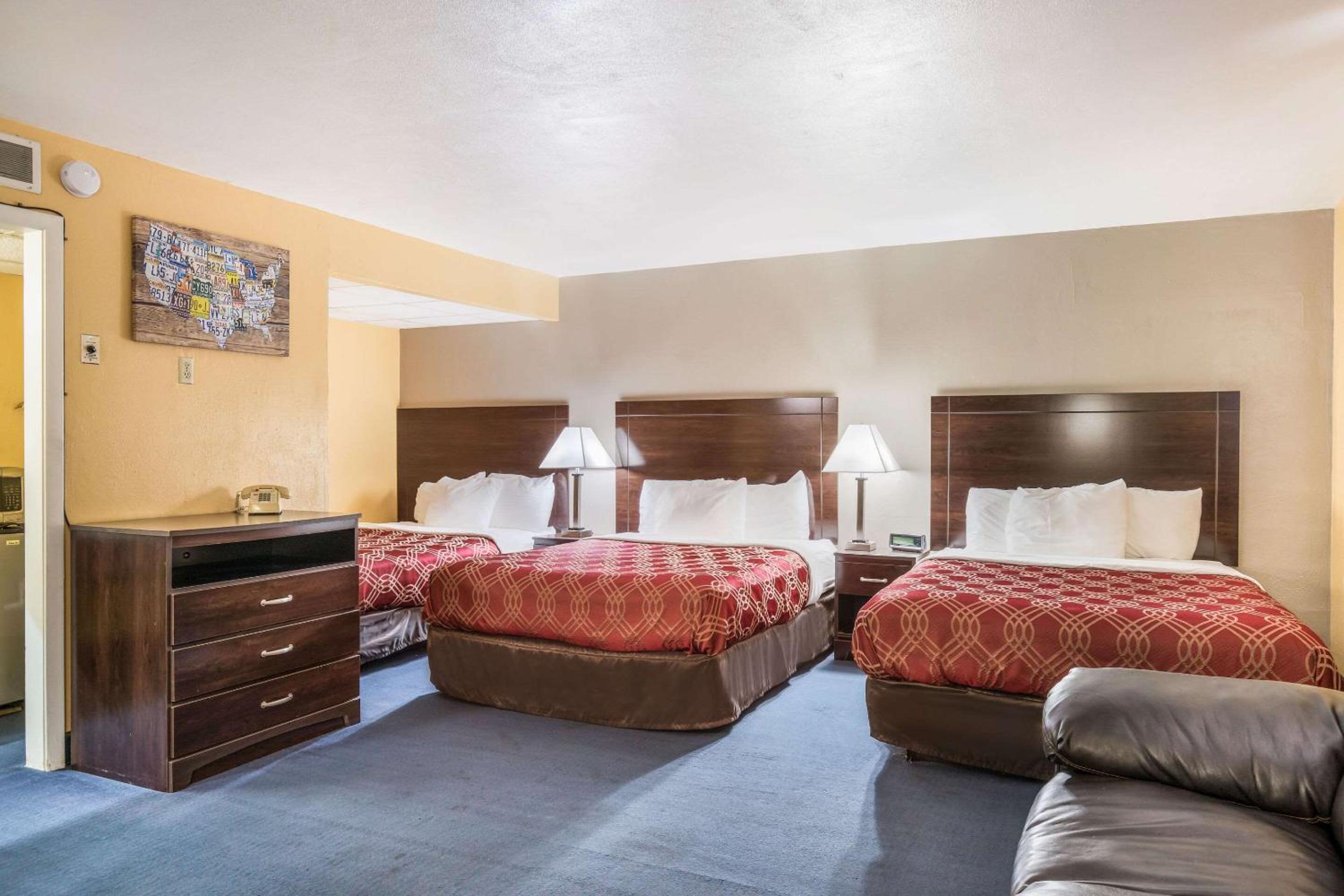 Queen Room with Three Queen Beds - Nonsmoking/Ground Floor  - Photo 2