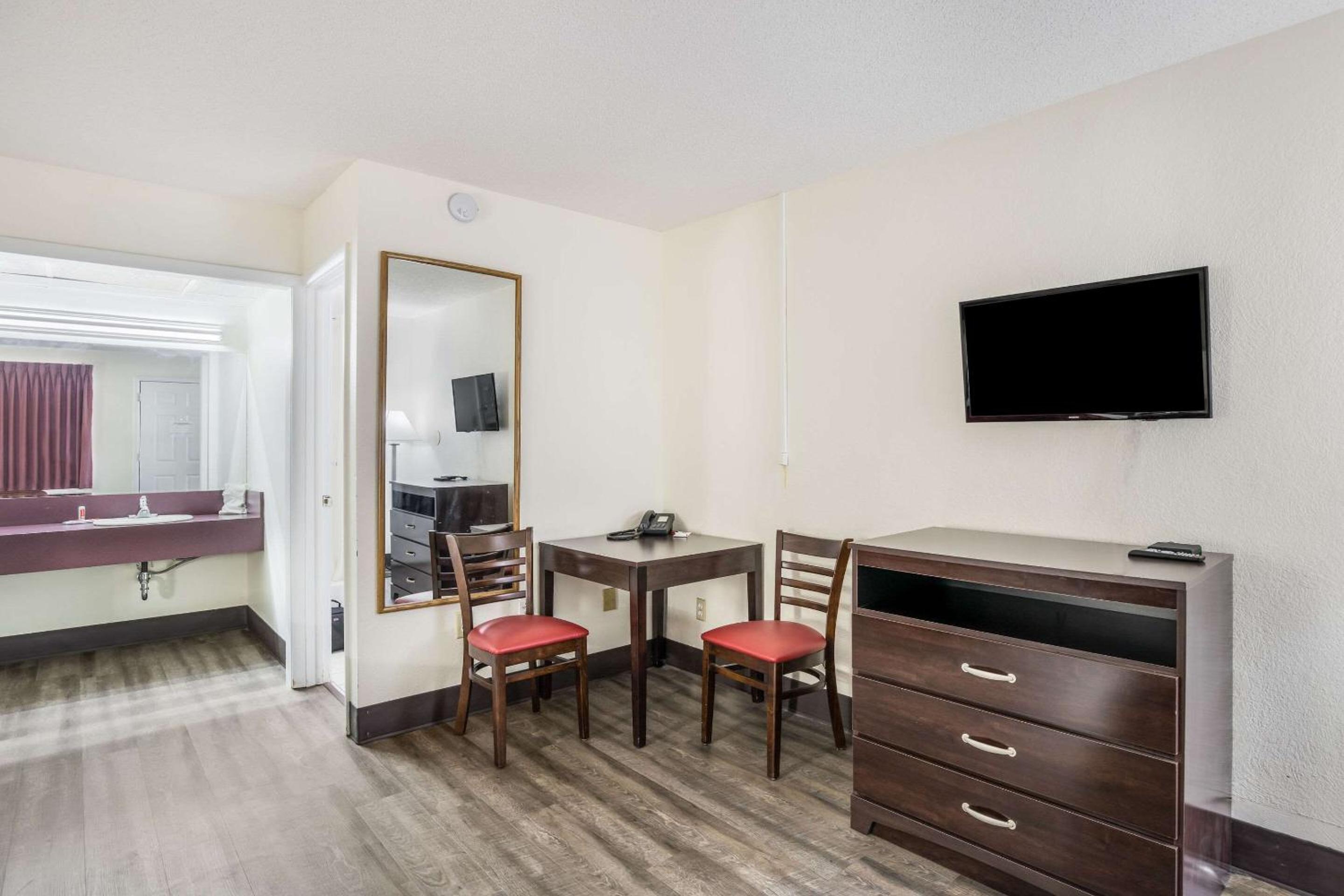 Queen Room with Two Queen Beds - Smoking/Ground Floor  photo 3