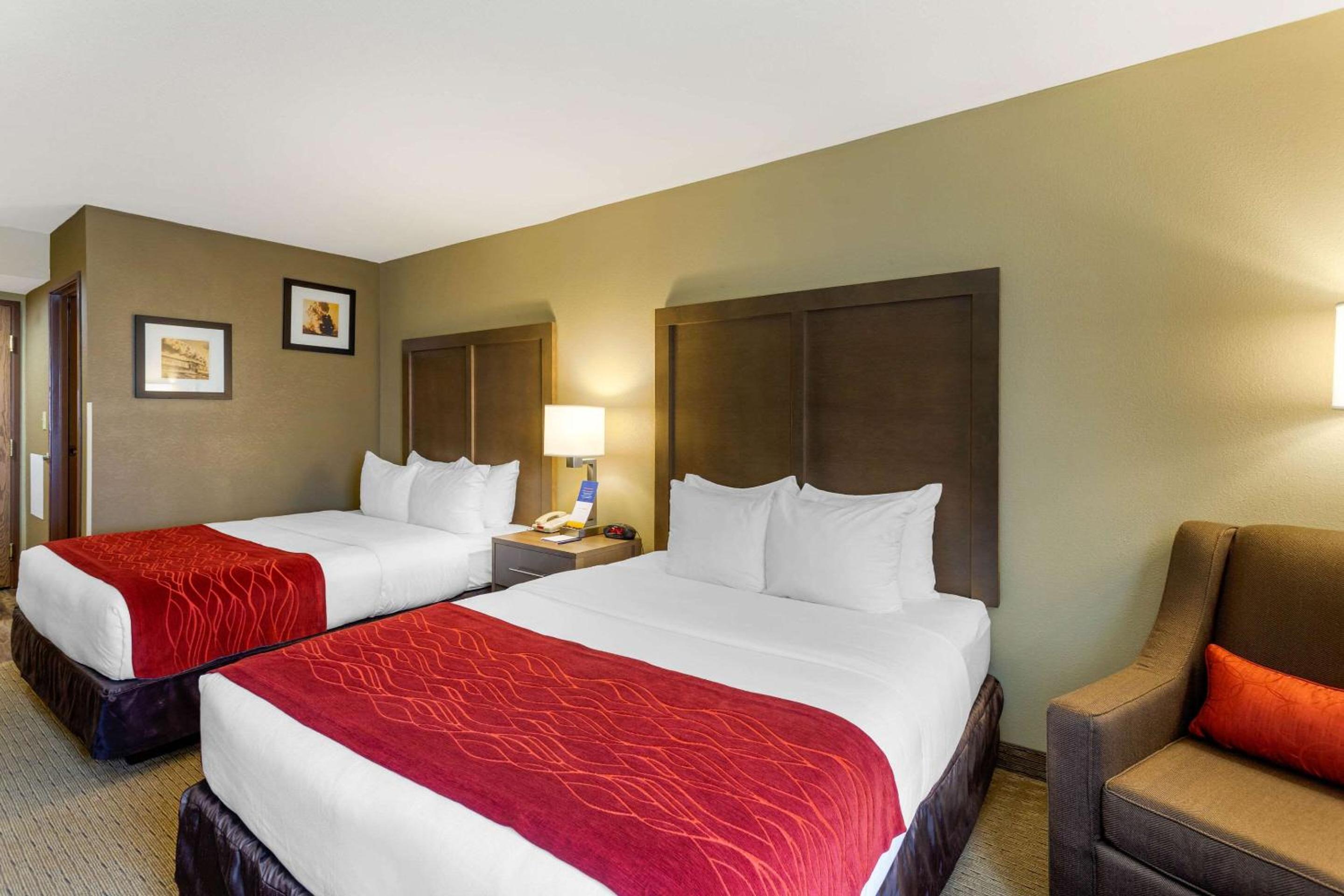 Queen Room with Two Queen Beds - Non-Smoking photo 3
