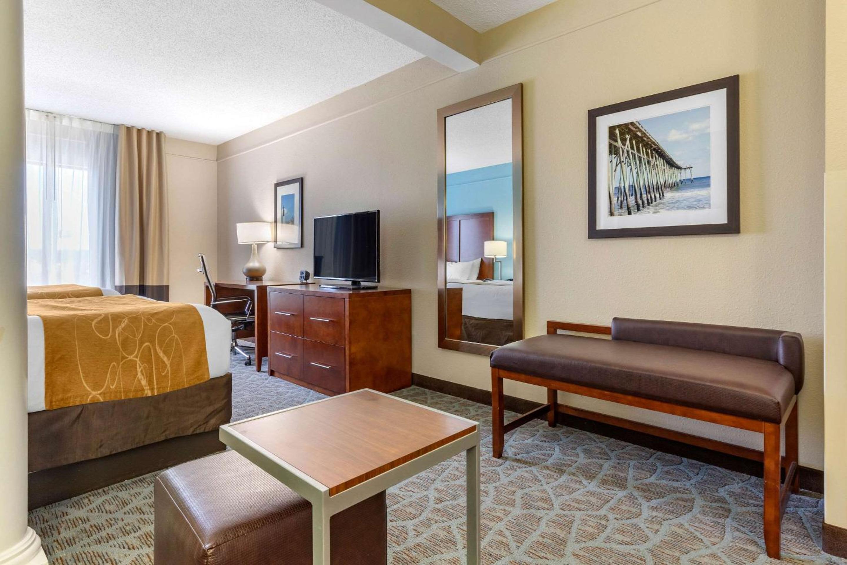 Queen Suite with Two Queen Beds - Non-Smoking - Photo 4