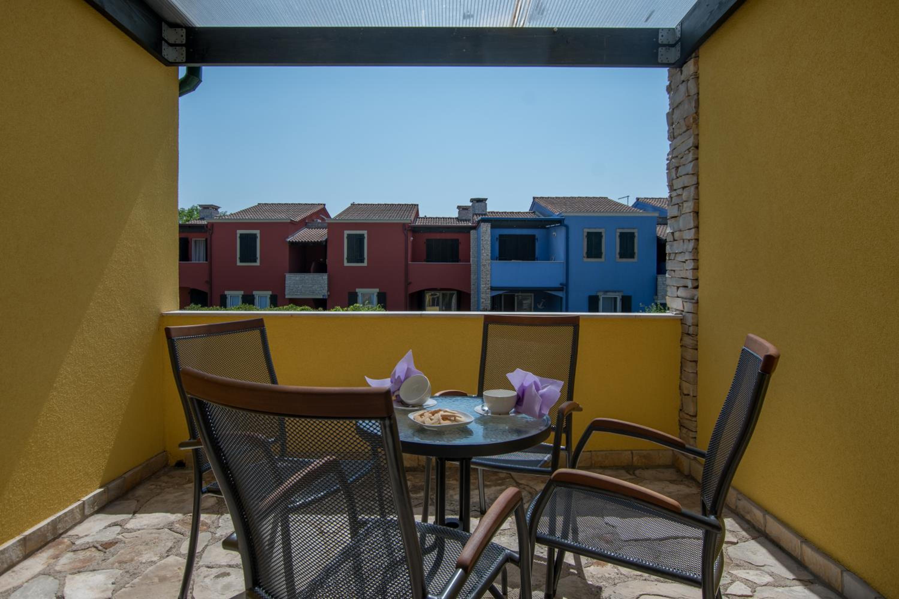 Apartment with Balcony photo 3