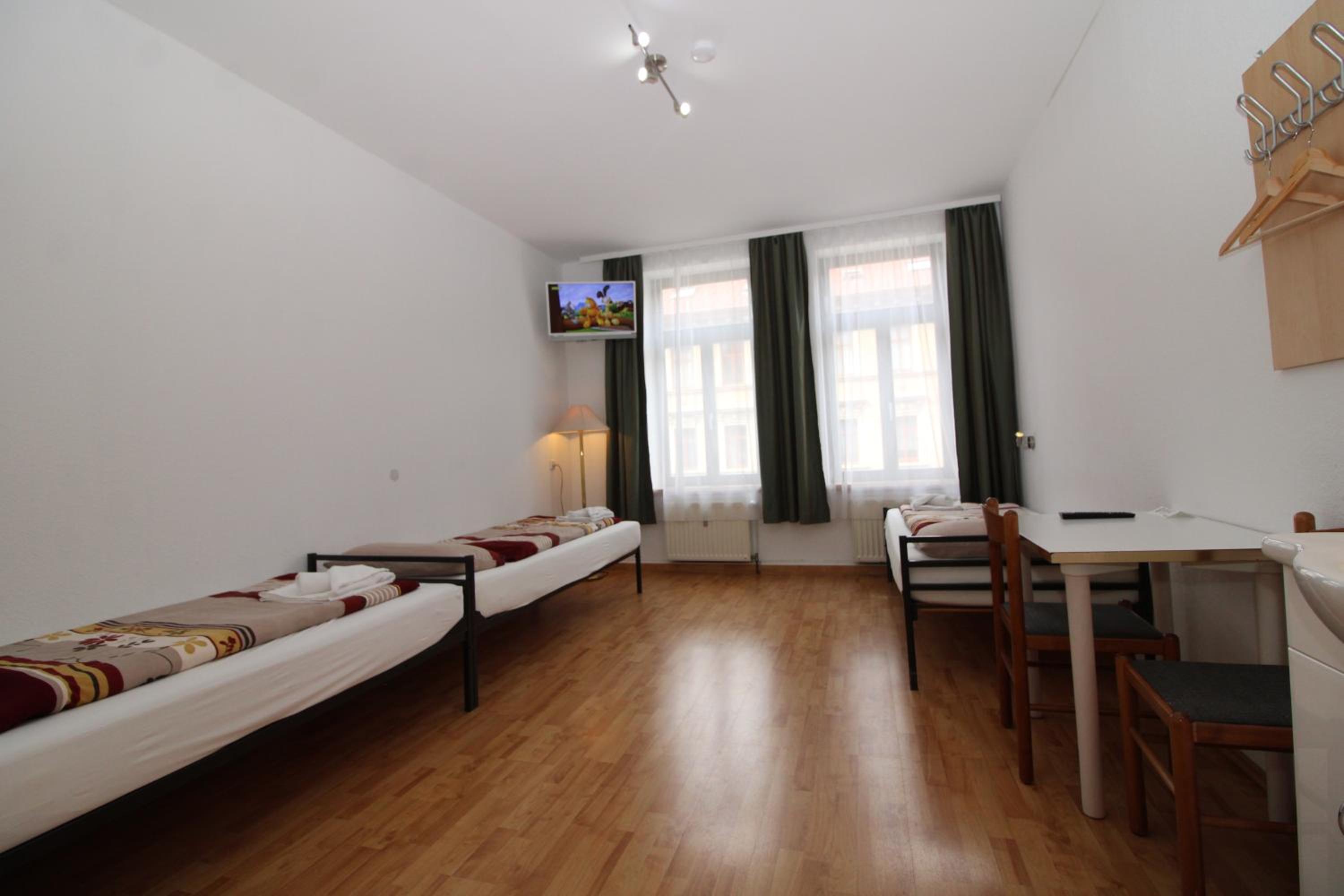 Economy Triple Room photo 2