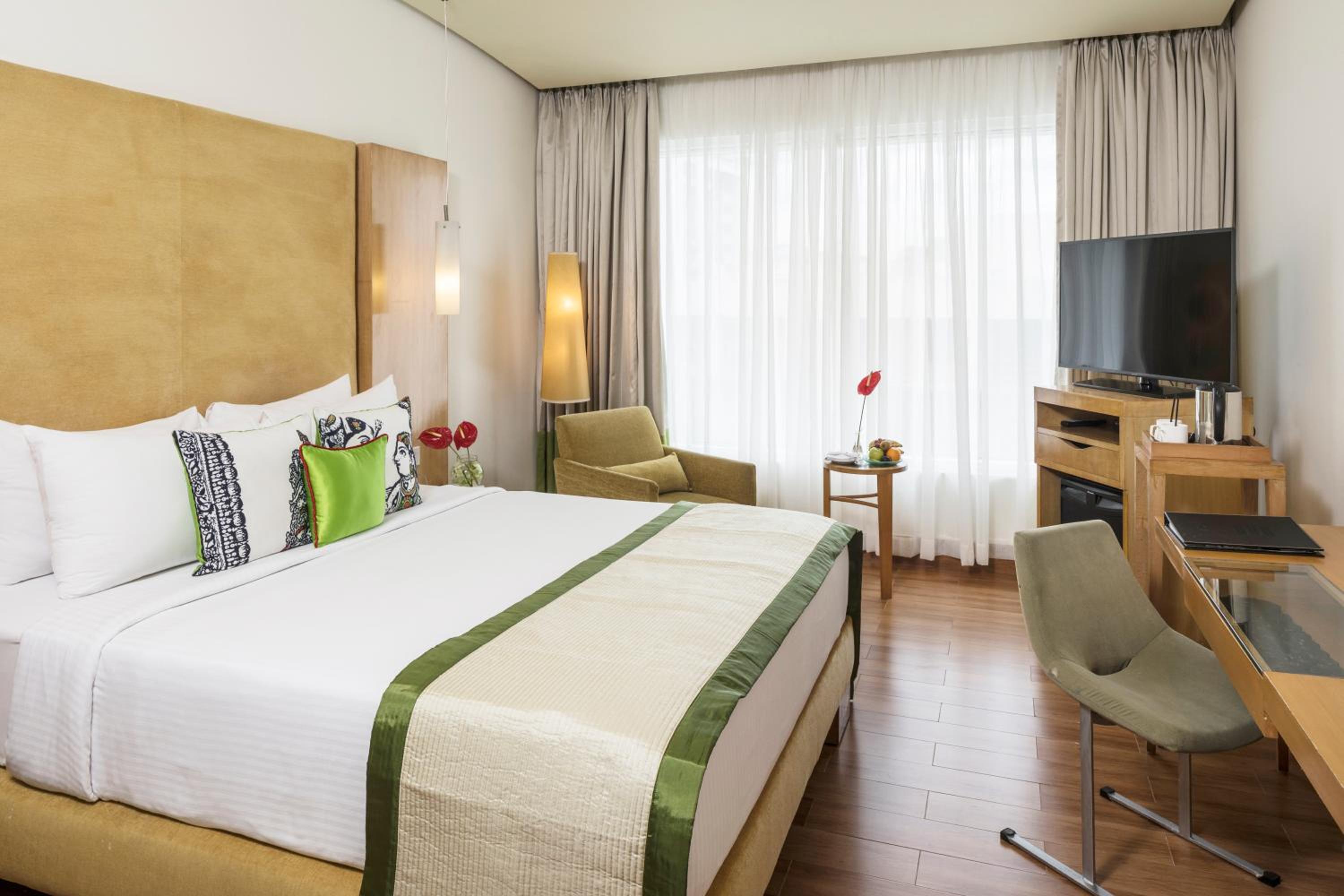 Deluxe Queen Room with 10% discount on Airport Transfers and Spa service - Photo 1