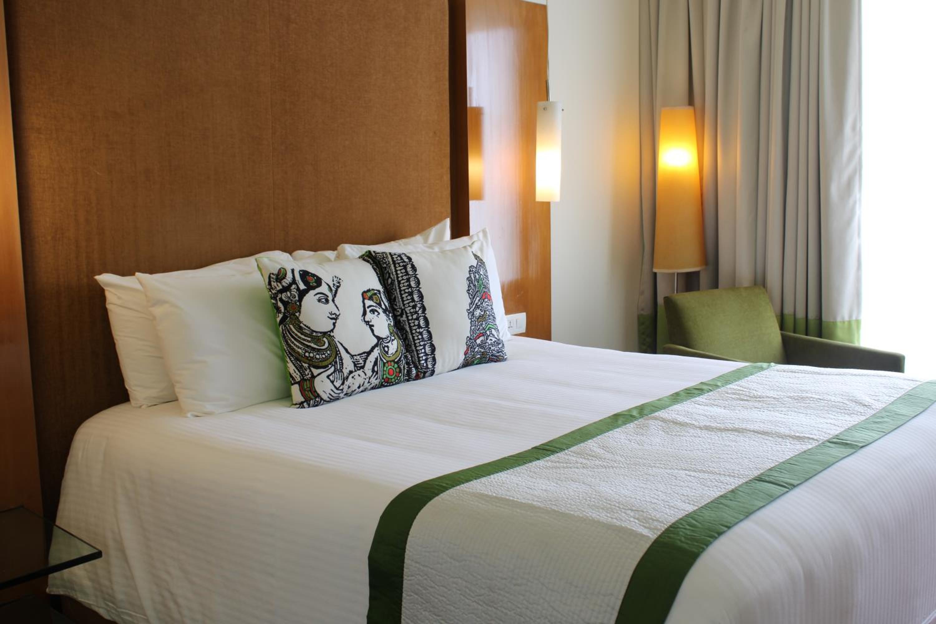 Deluxe Queen Room with 10% discount on Airport Transfers and Spa service - Photo 6