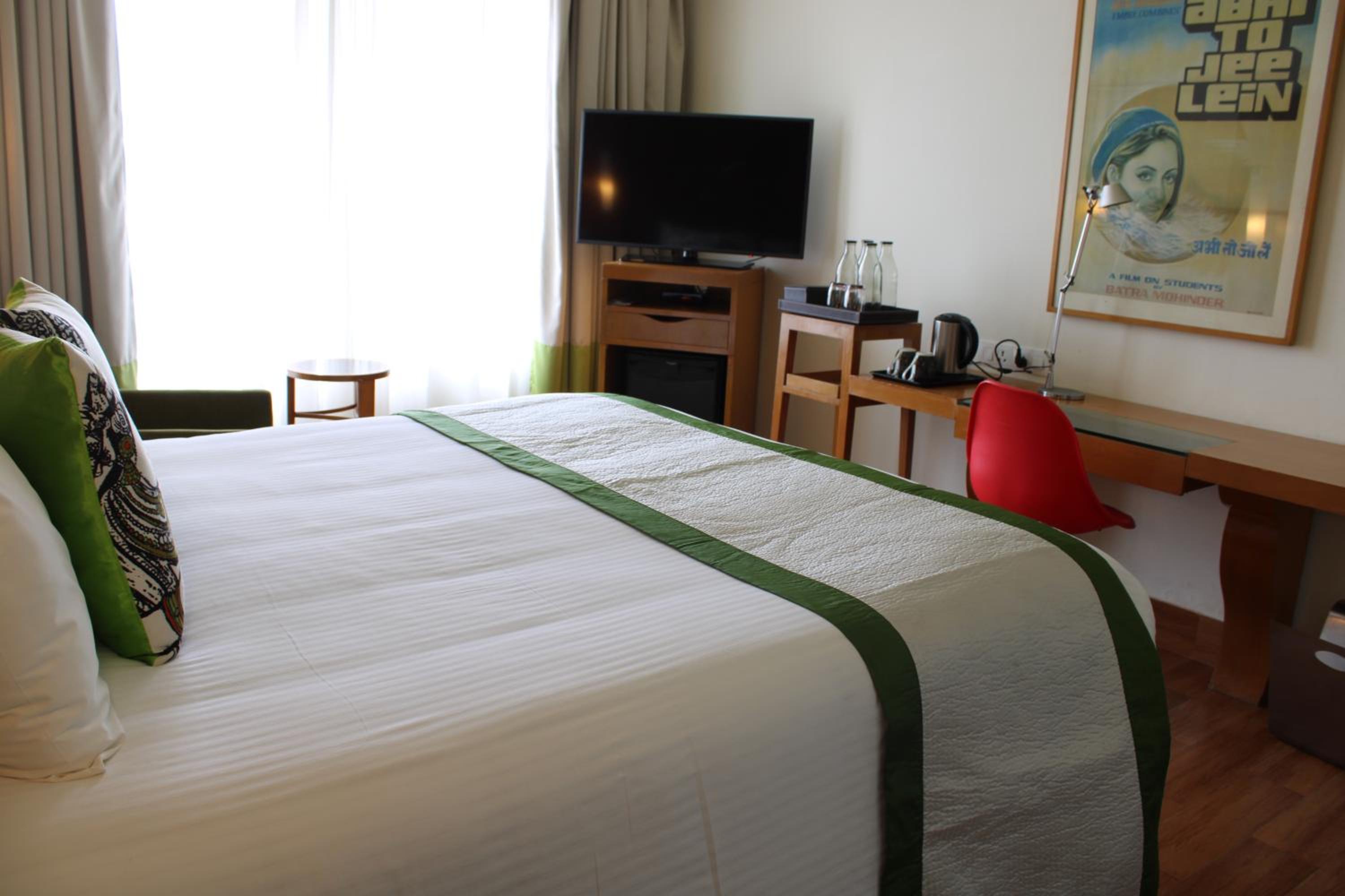 Deluxe Queen Room with 10% discount on Airport Transfers and Spa service - Photo 8