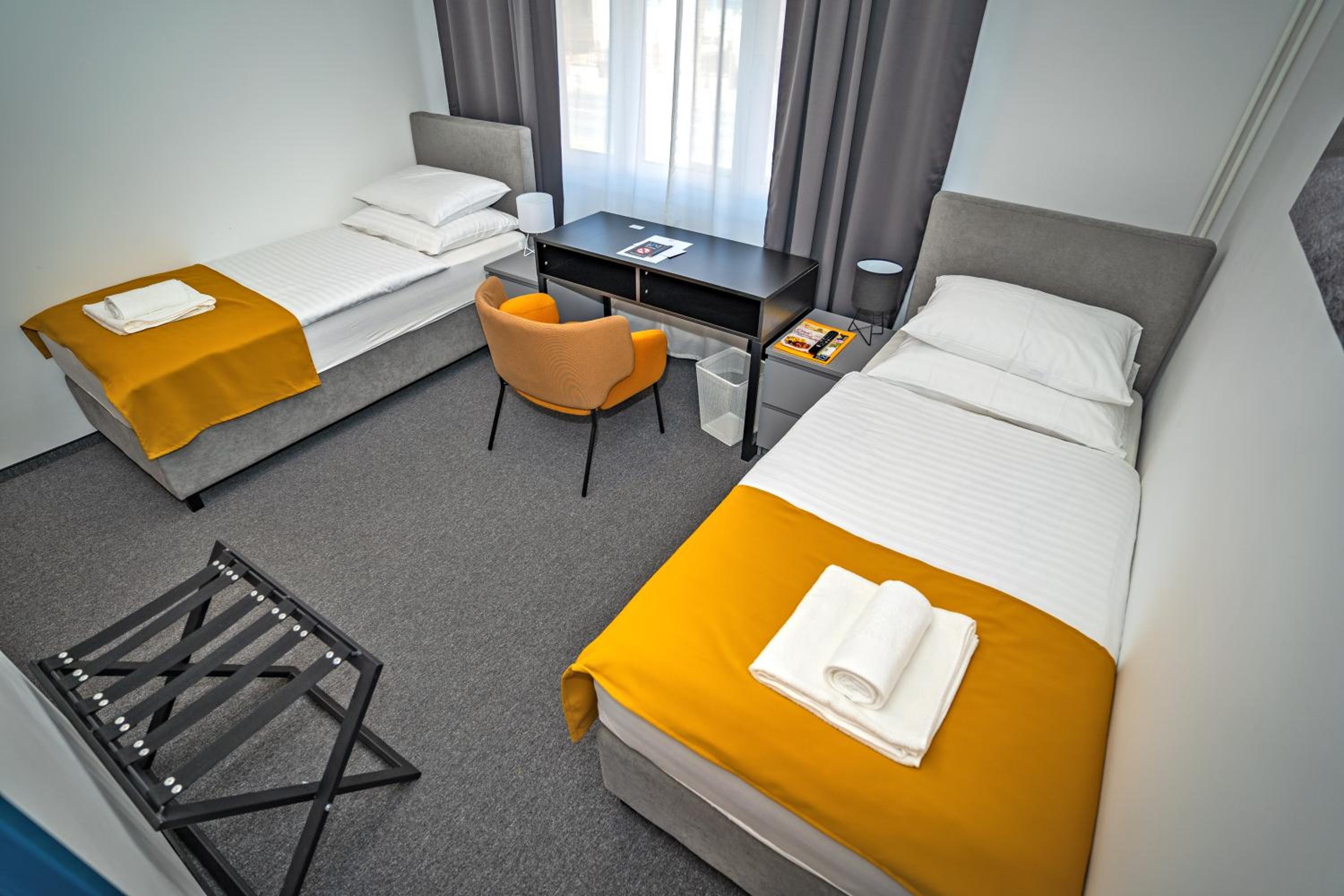 Twin Room with Private Bathroom - Photo 3