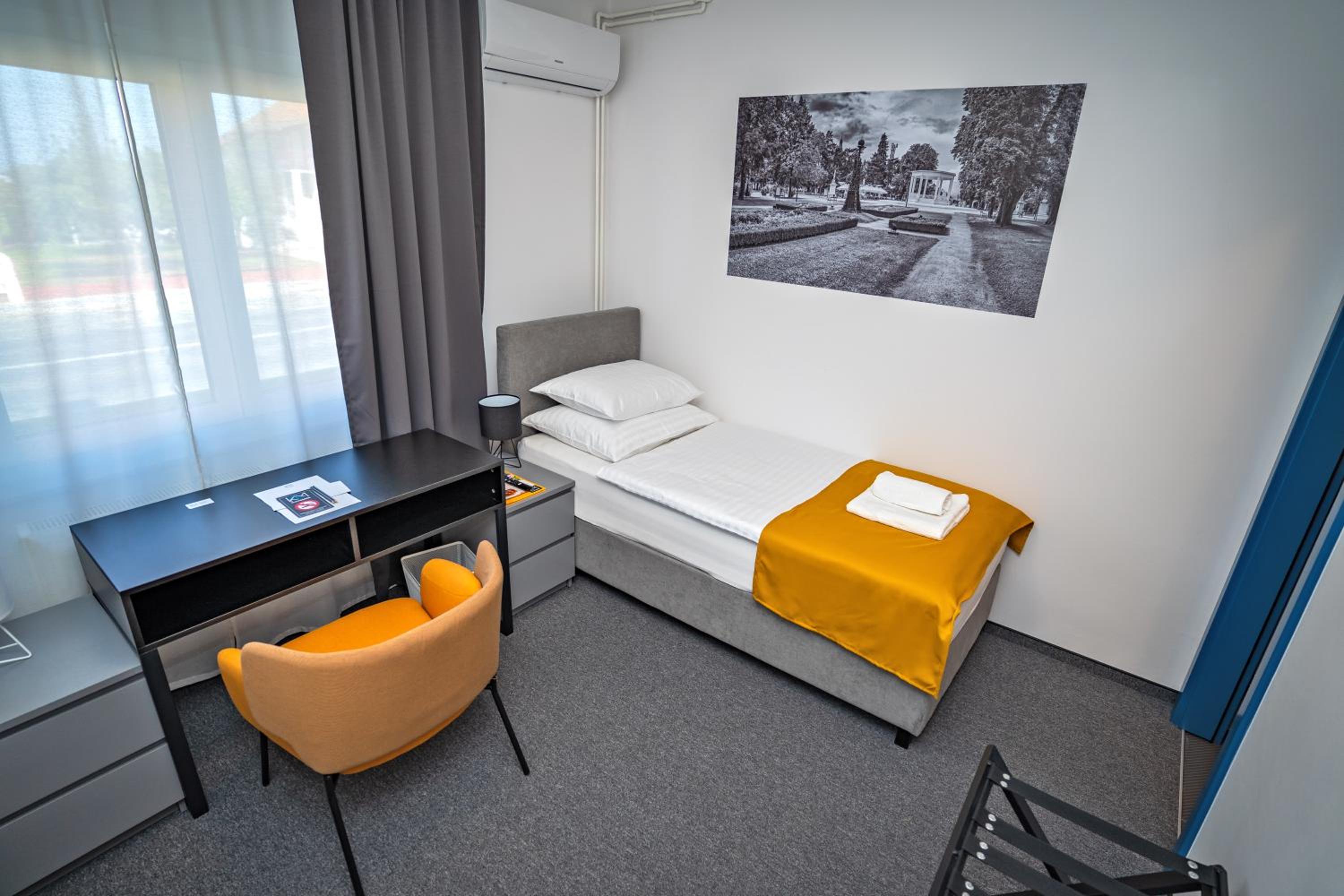 Twin Room with Private Bathroom - Photo 4