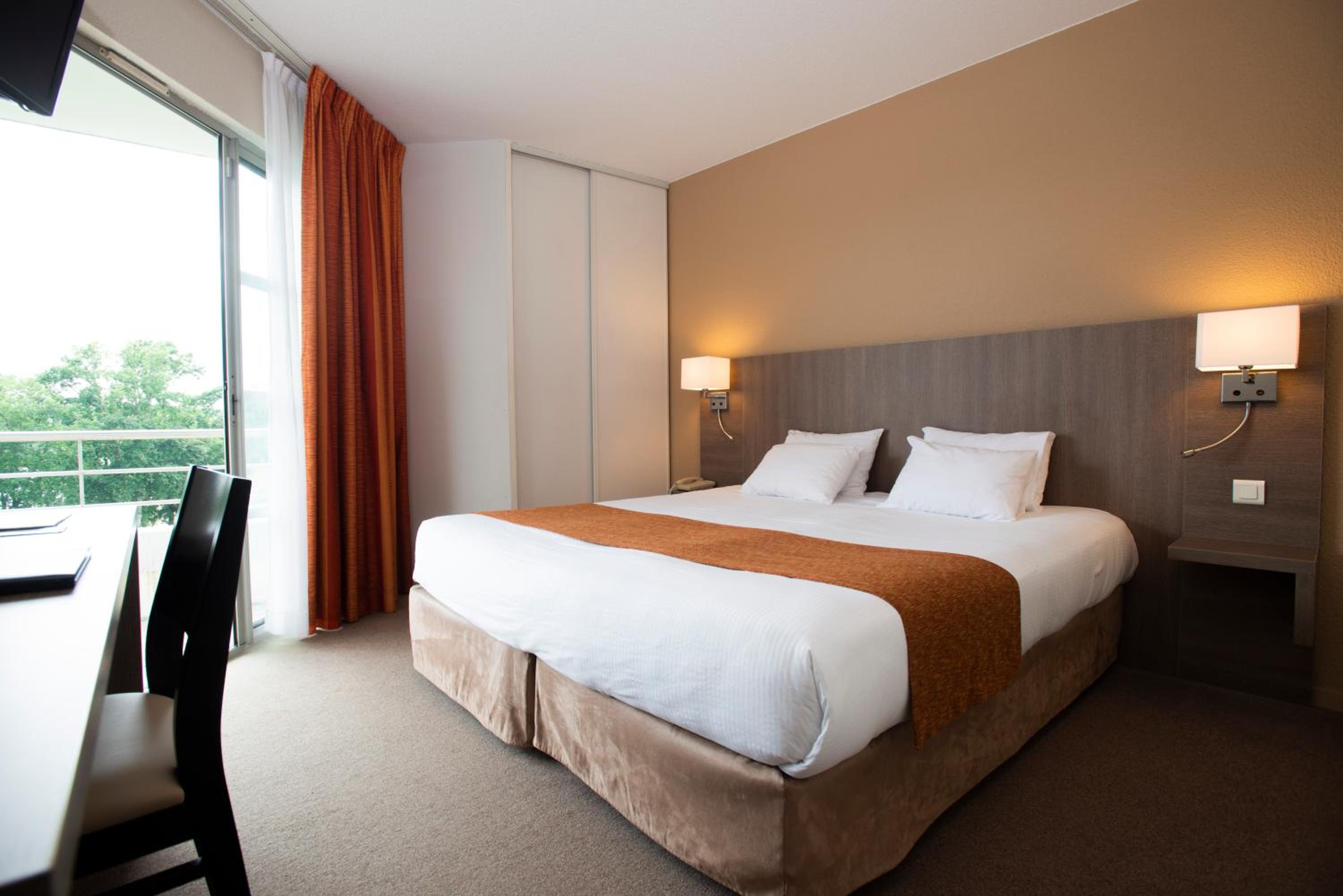 Standard Twin Room with Balcony - Photo 4