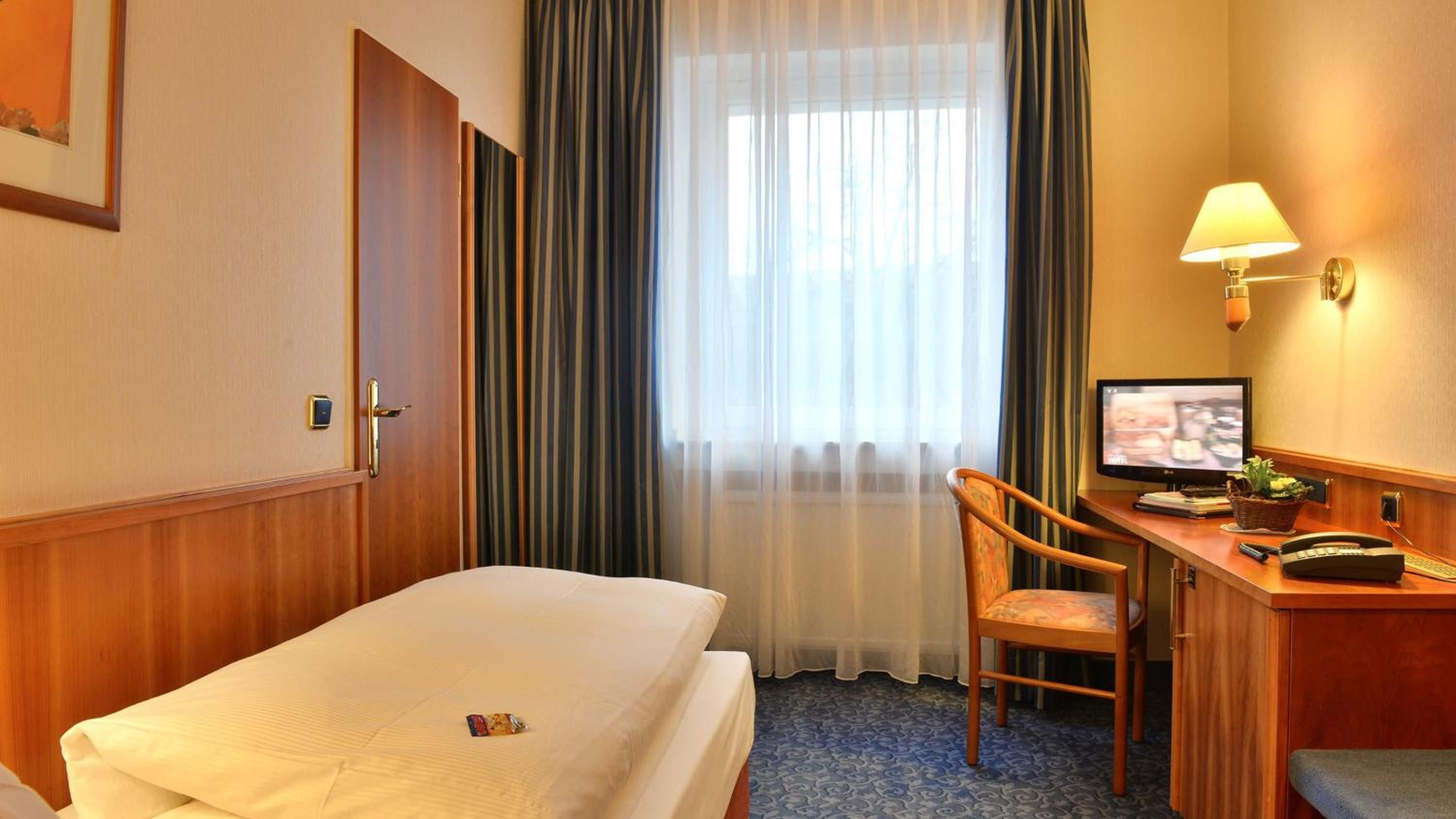 Single Room with Bathroom photo 2