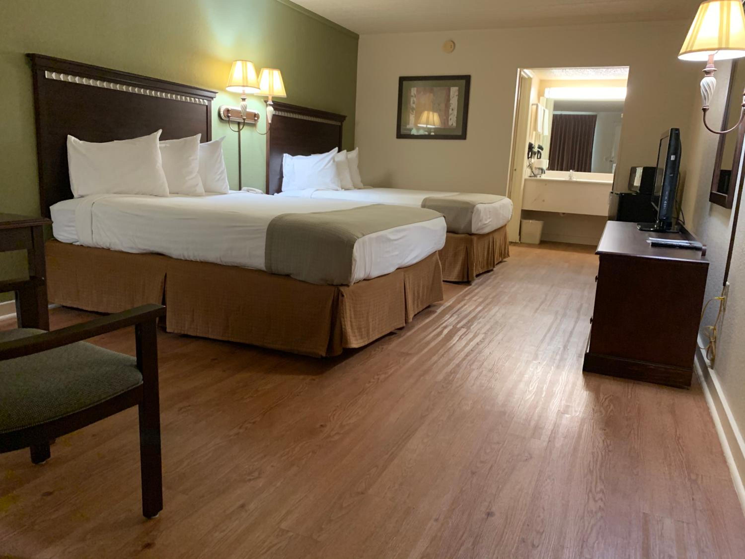 Queen Room with Two Queen Beds - Disability Access - Non-Smoking - Photo 2