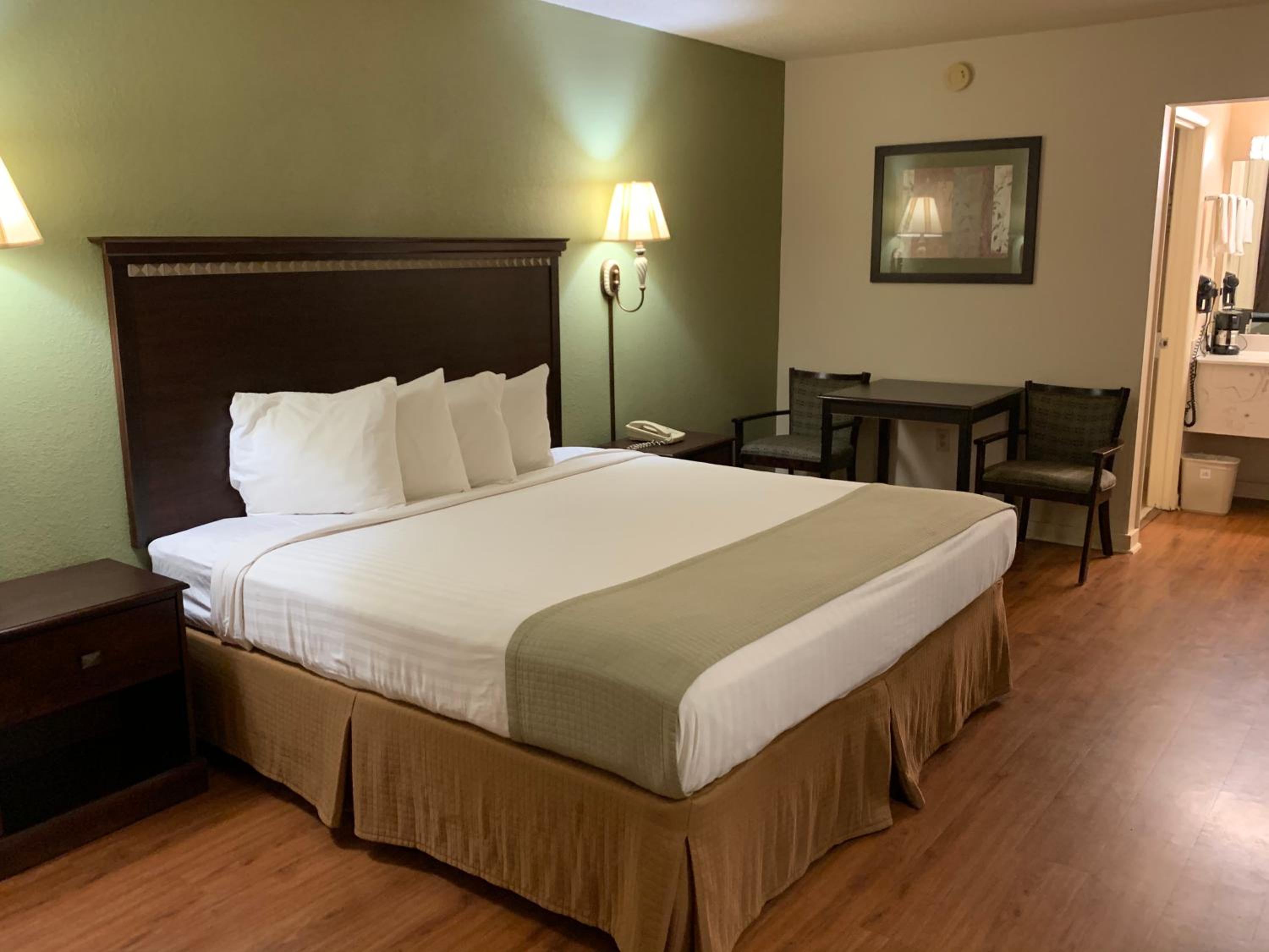 King Room - Non-Smoking - Photo 3