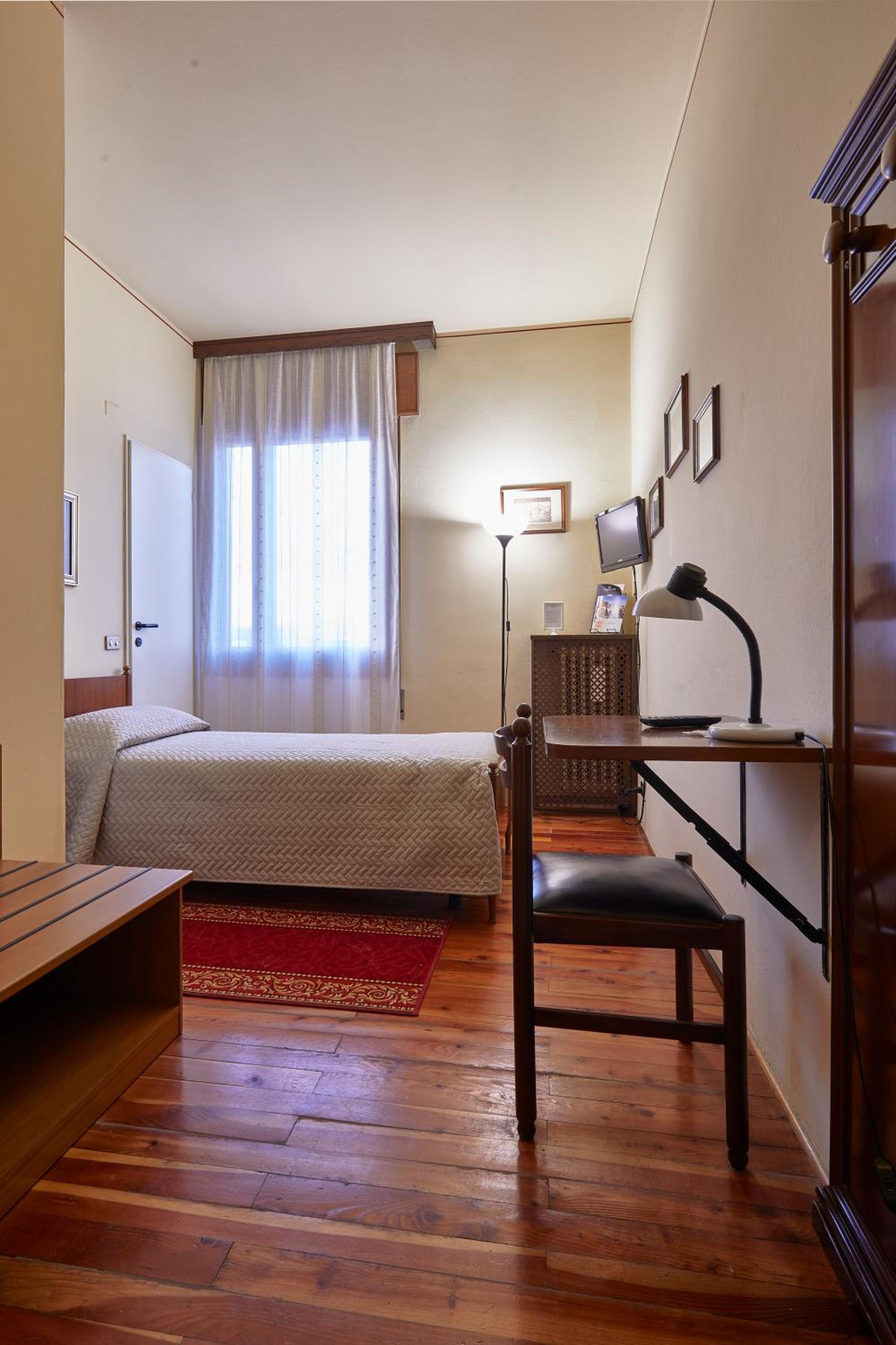 Single Room with Private Bathroom photo 1
