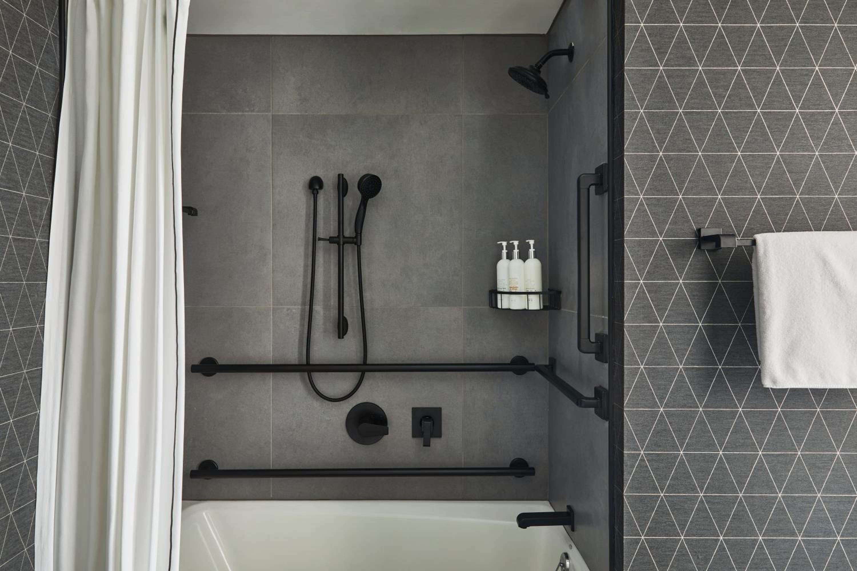 One-Bedroom Suite with Tub - Mobility Accessible - Photo 3