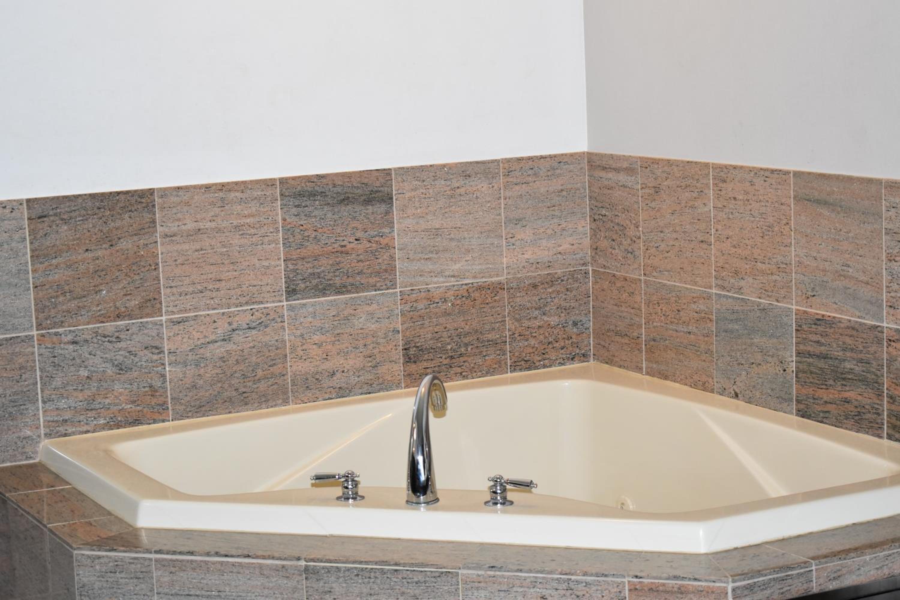 King Suite with Whirlpool - Non-Smoking - Photo 9