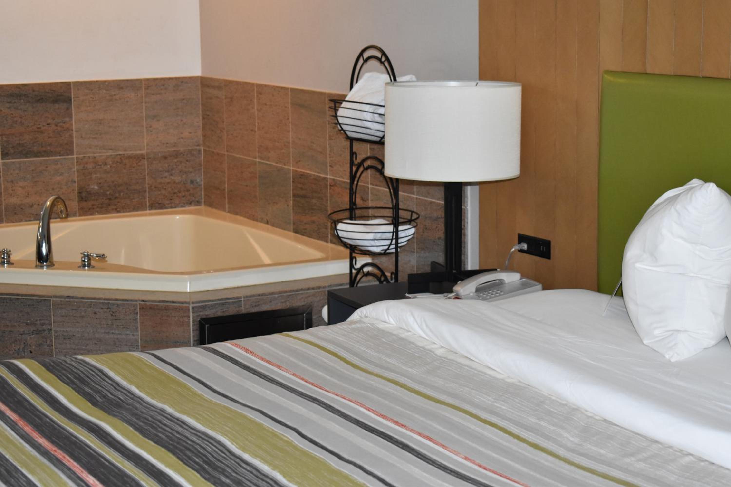 King Suite with Whirlpool - Non-Smoking - Photo 2