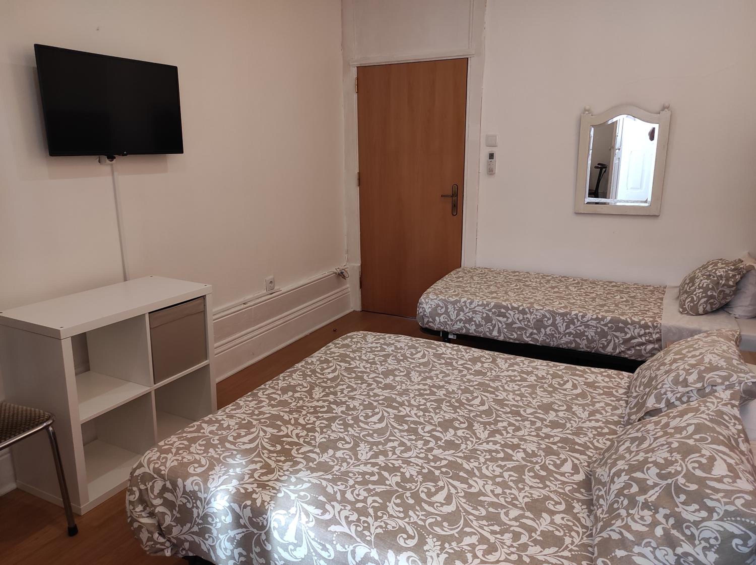 Double or Twin Room - Photo 5