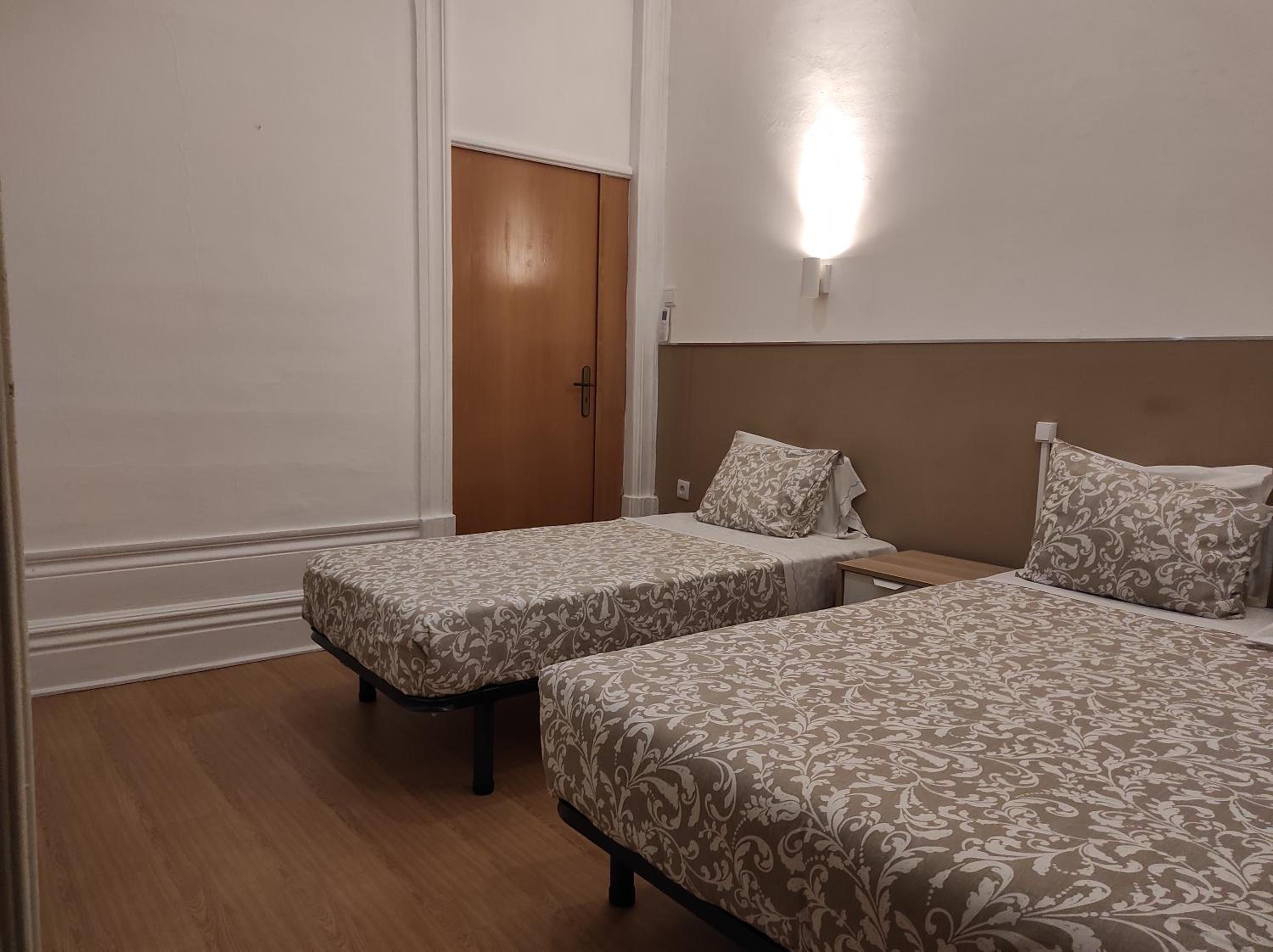 Double or Twin Room - Photo 6