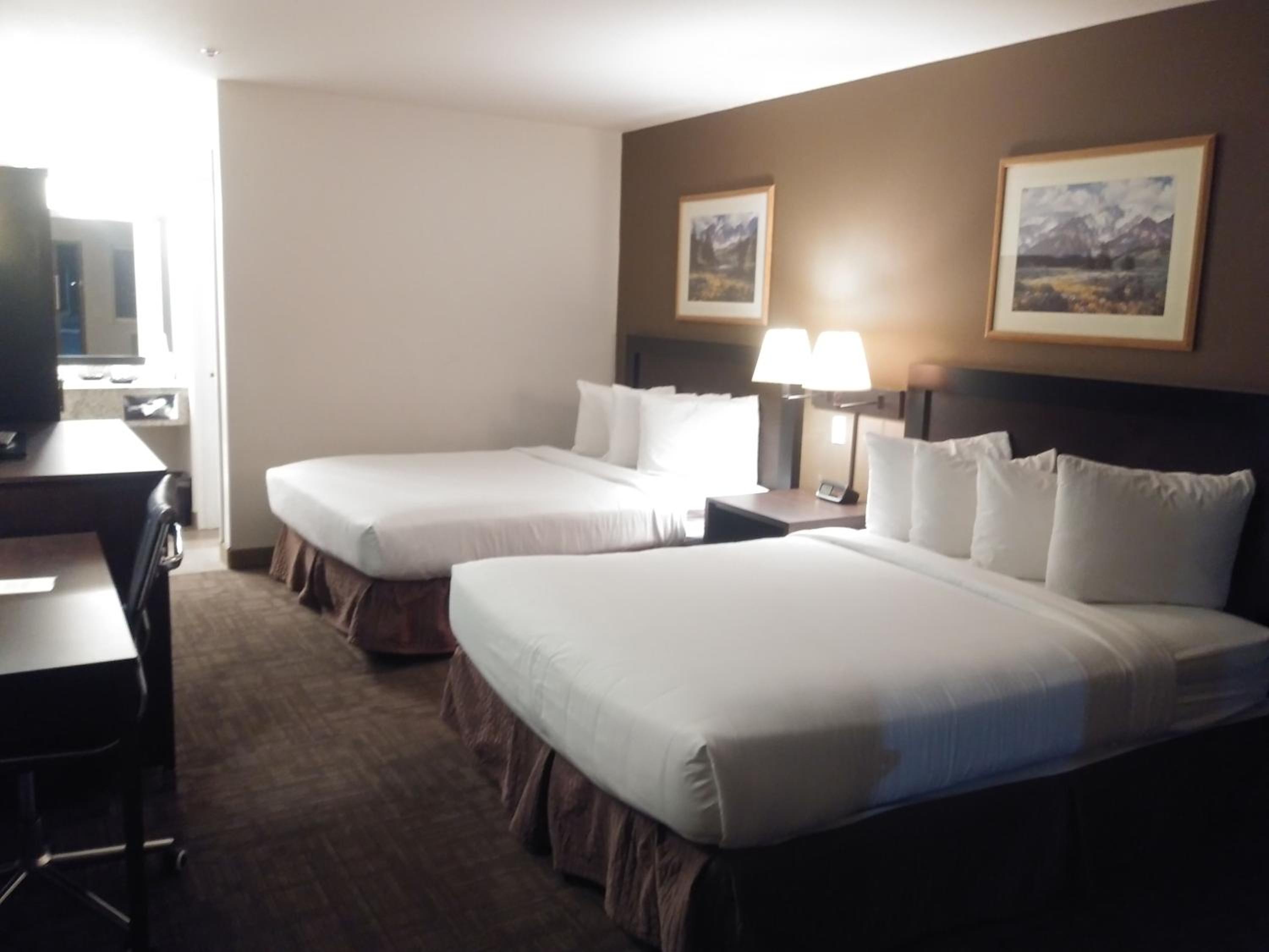 Queen Room with Two Queen Beds photo 2