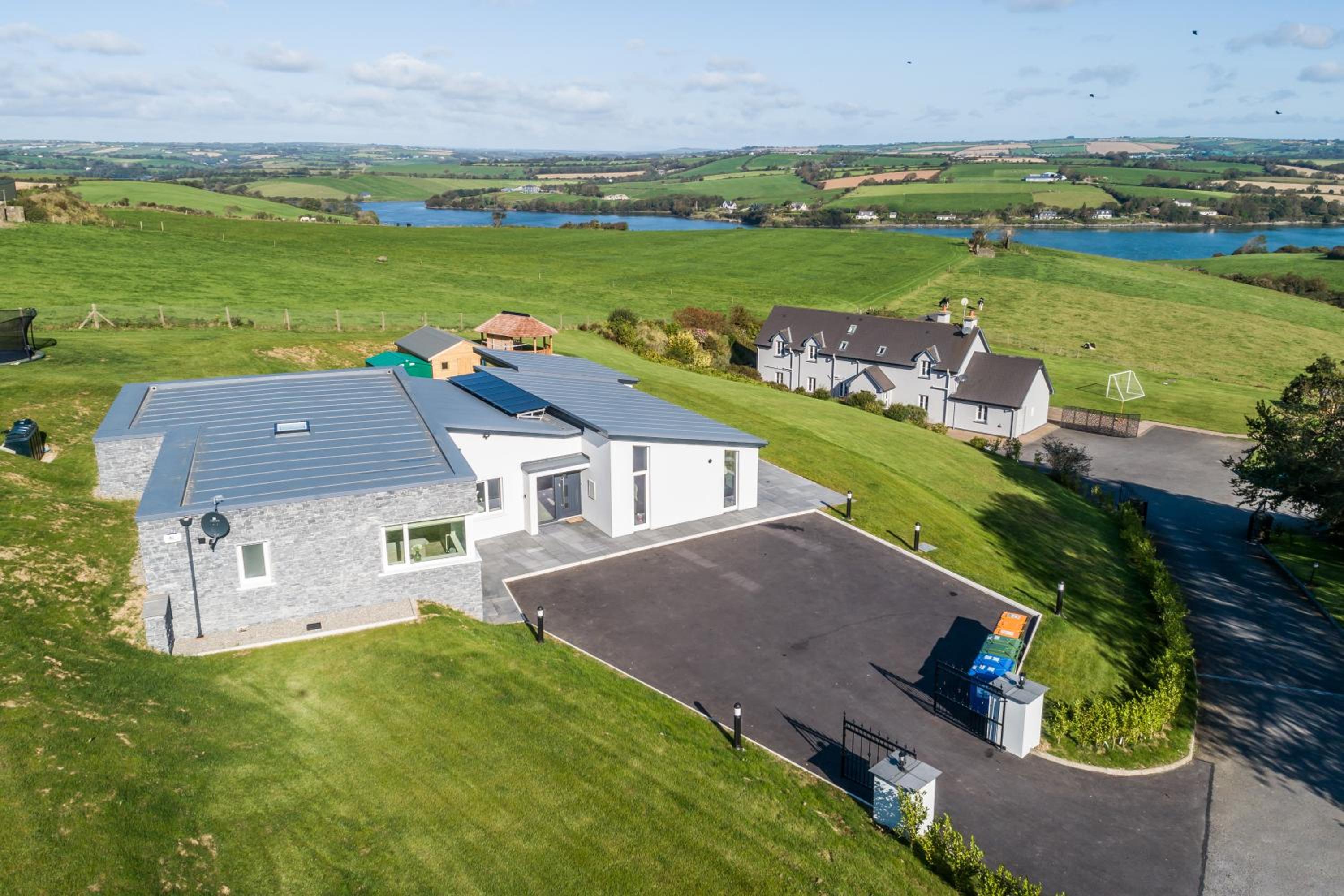 Five-Bedroom House - Photo 19
