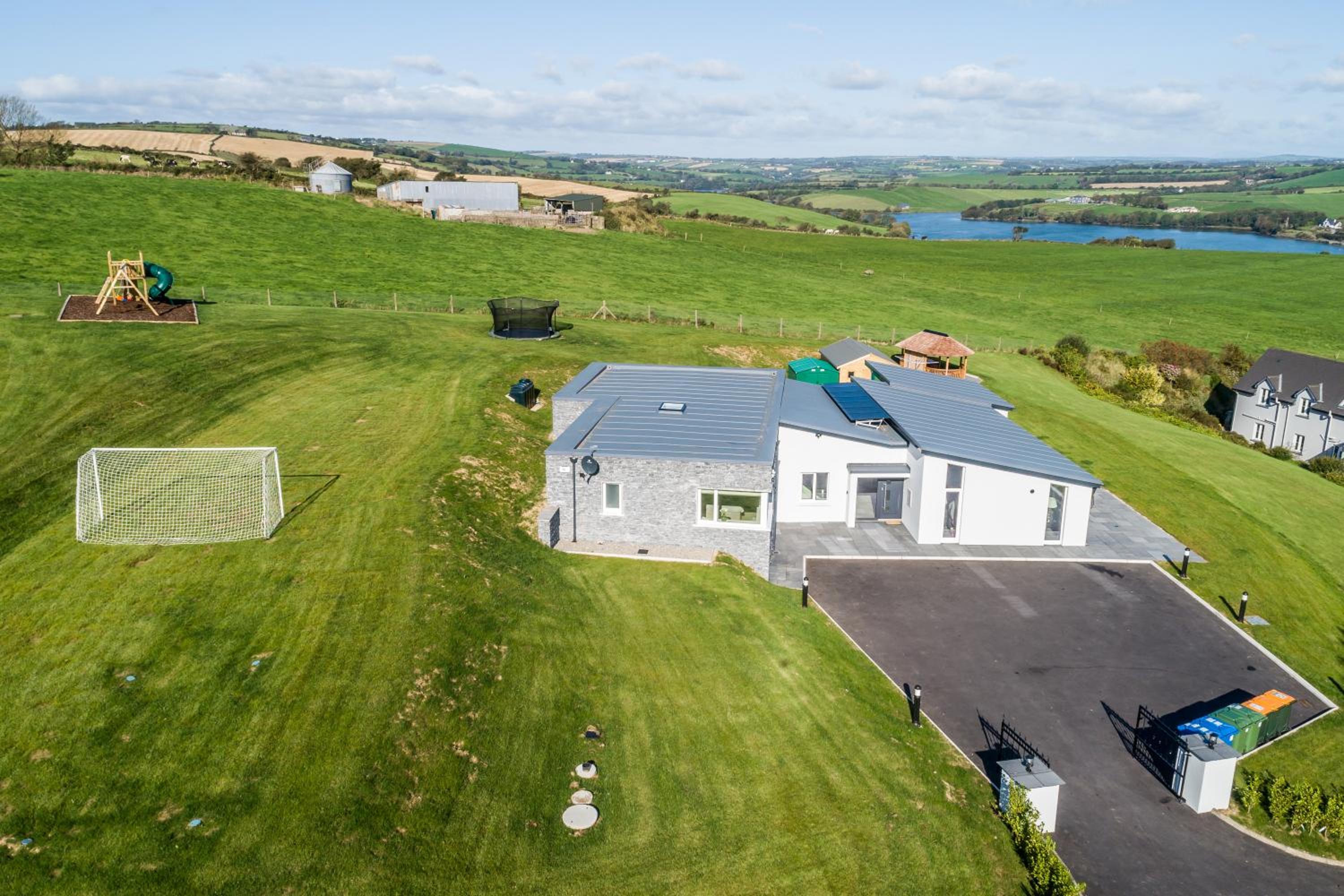 Five-Bedroom House - Photo 18