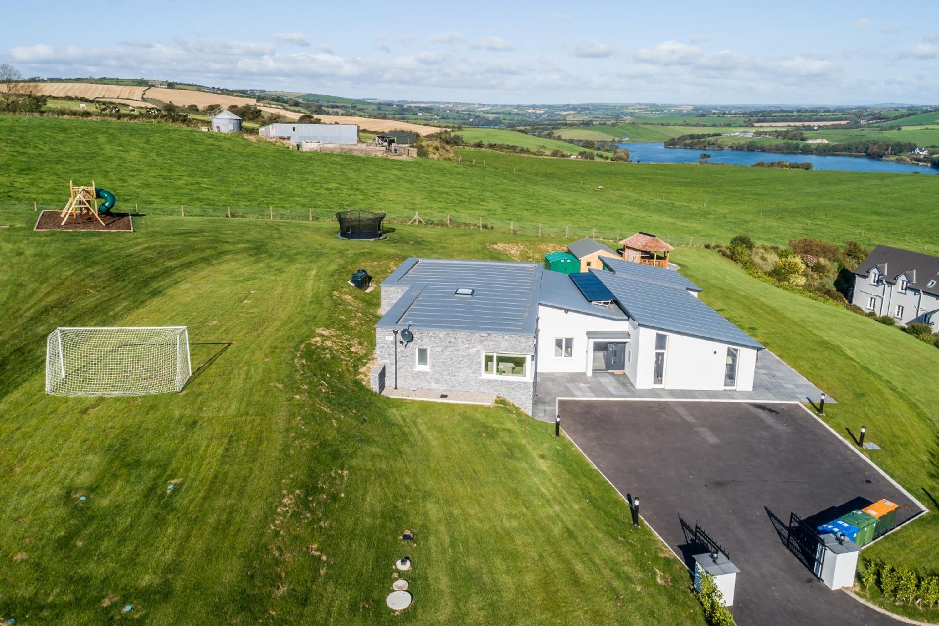 Five-Bedroom House - Photo 23