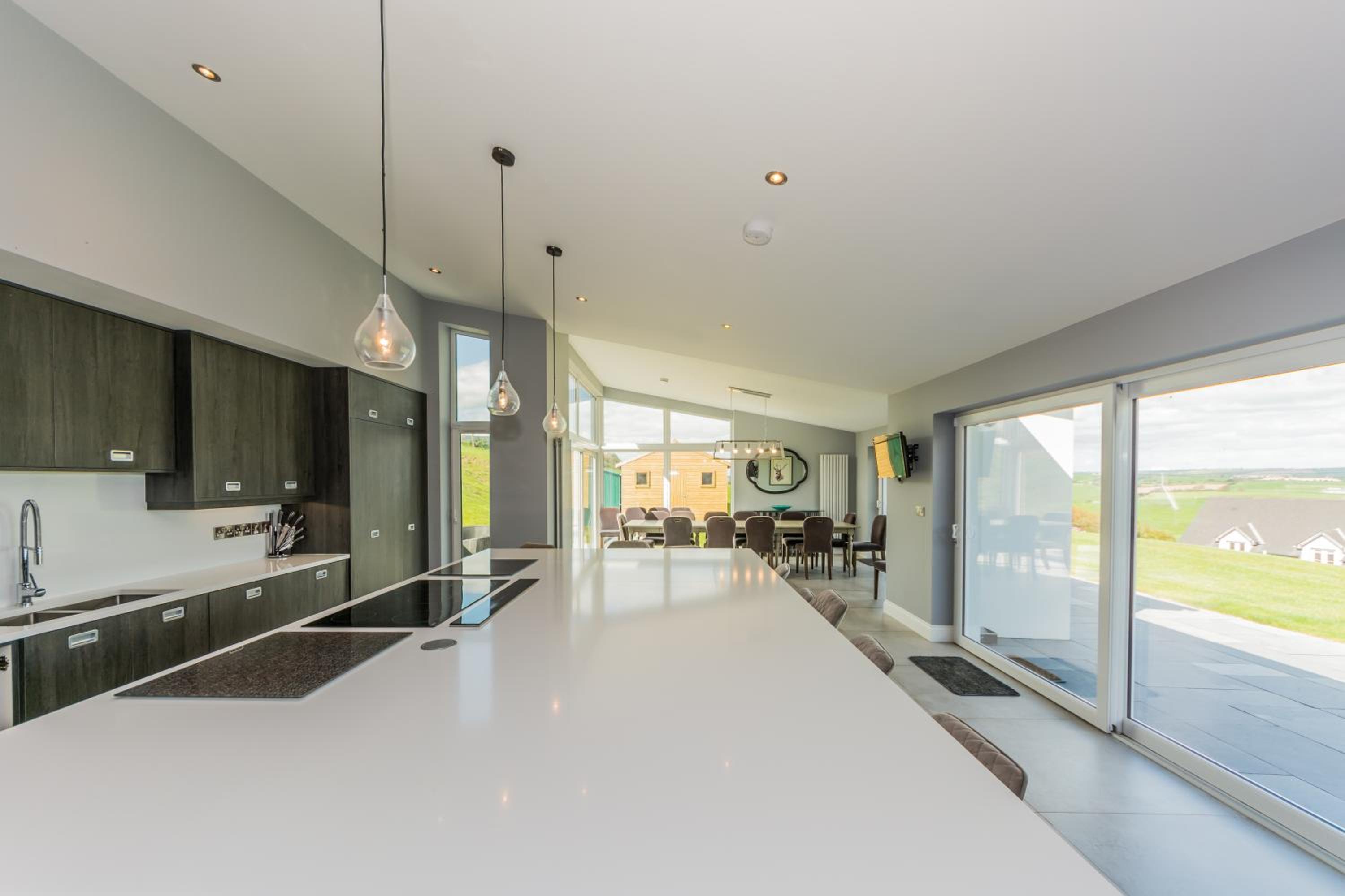 Five-Bedroom House - Photo 3