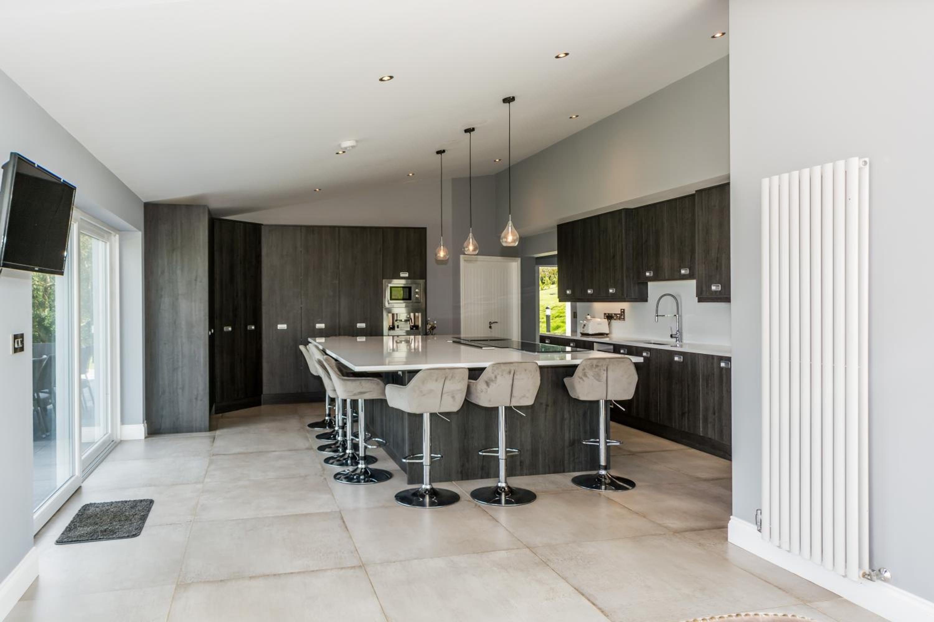 Five-Bedroom House - Photo 45