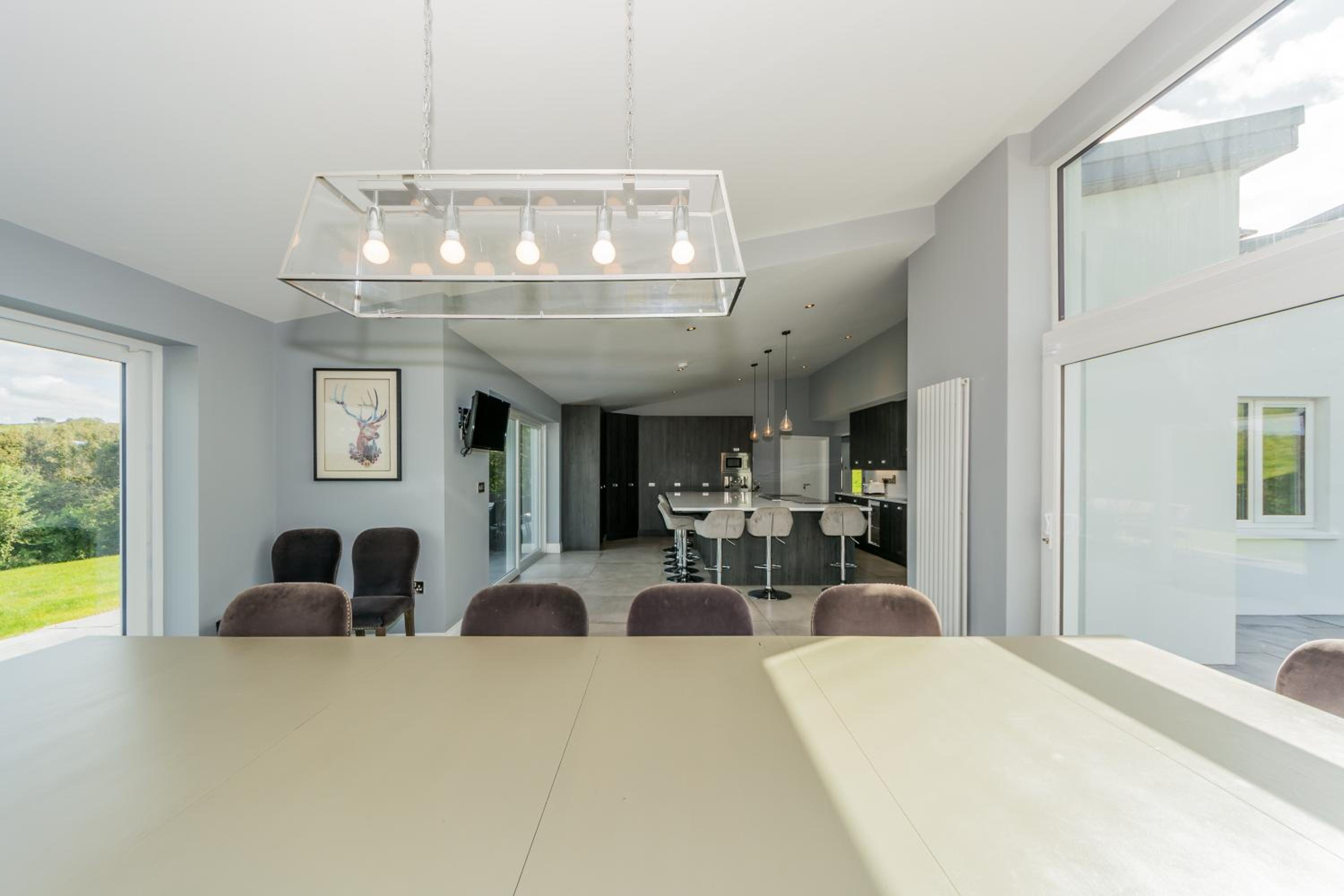 Five-Bedroom House - Photo 5