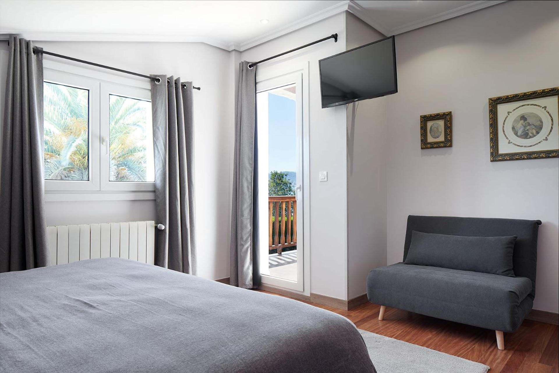 Deluxe Double Room with Balcony photo 3