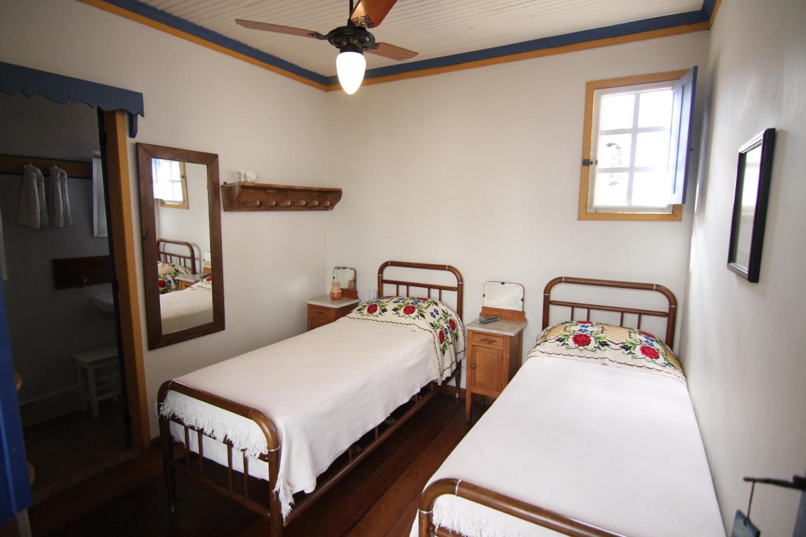 Standard Twin Room - Photo 3