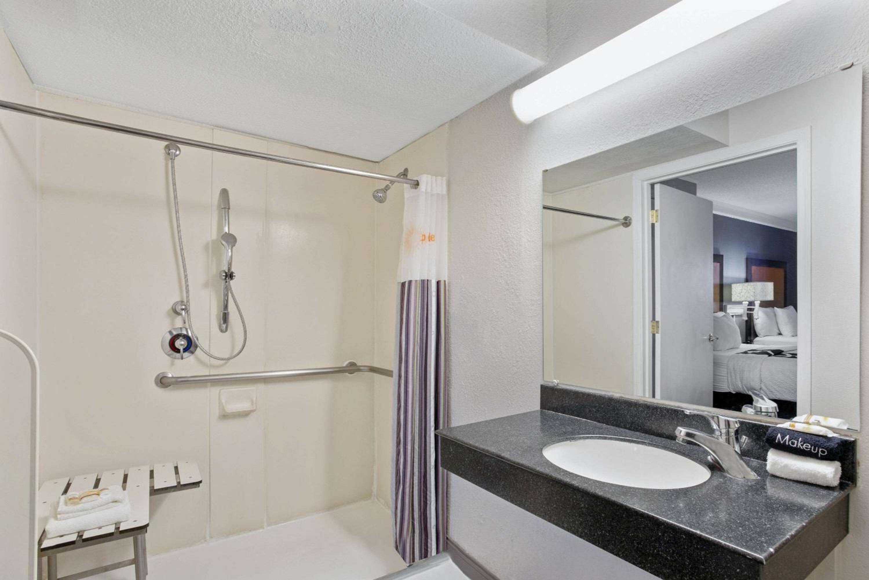 Double Room with Two Double Beds and Roll-In Shower - Mobility Accessible/Non-Smoking - Photo 6