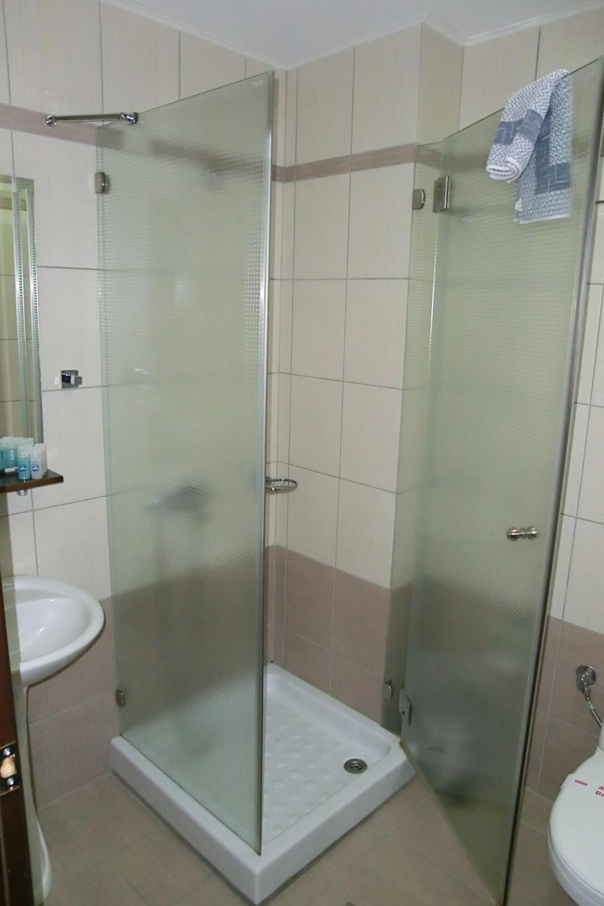 Double or Twin Room - Photo 4