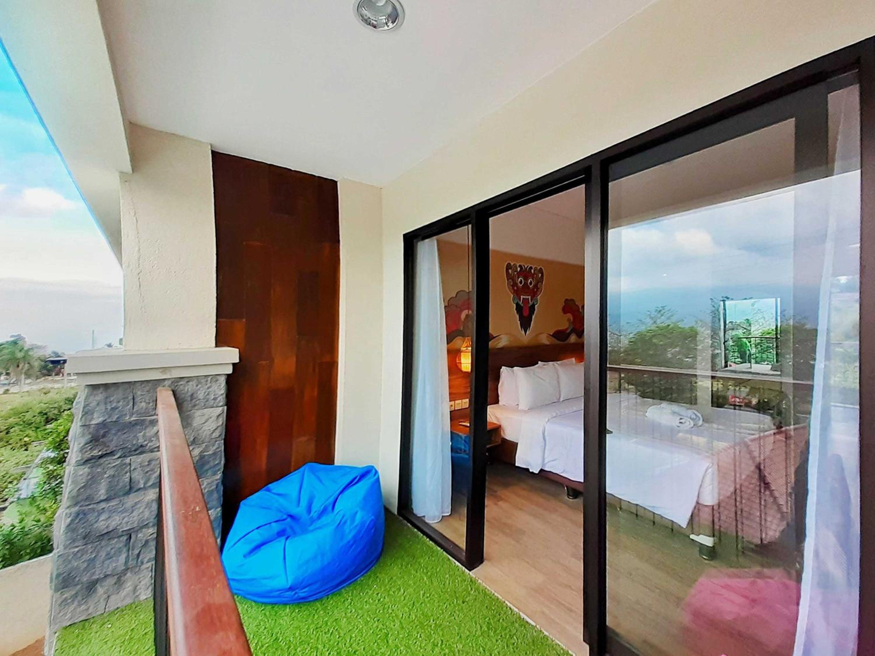 Superior Twin Room with Balcony and City View photo 3