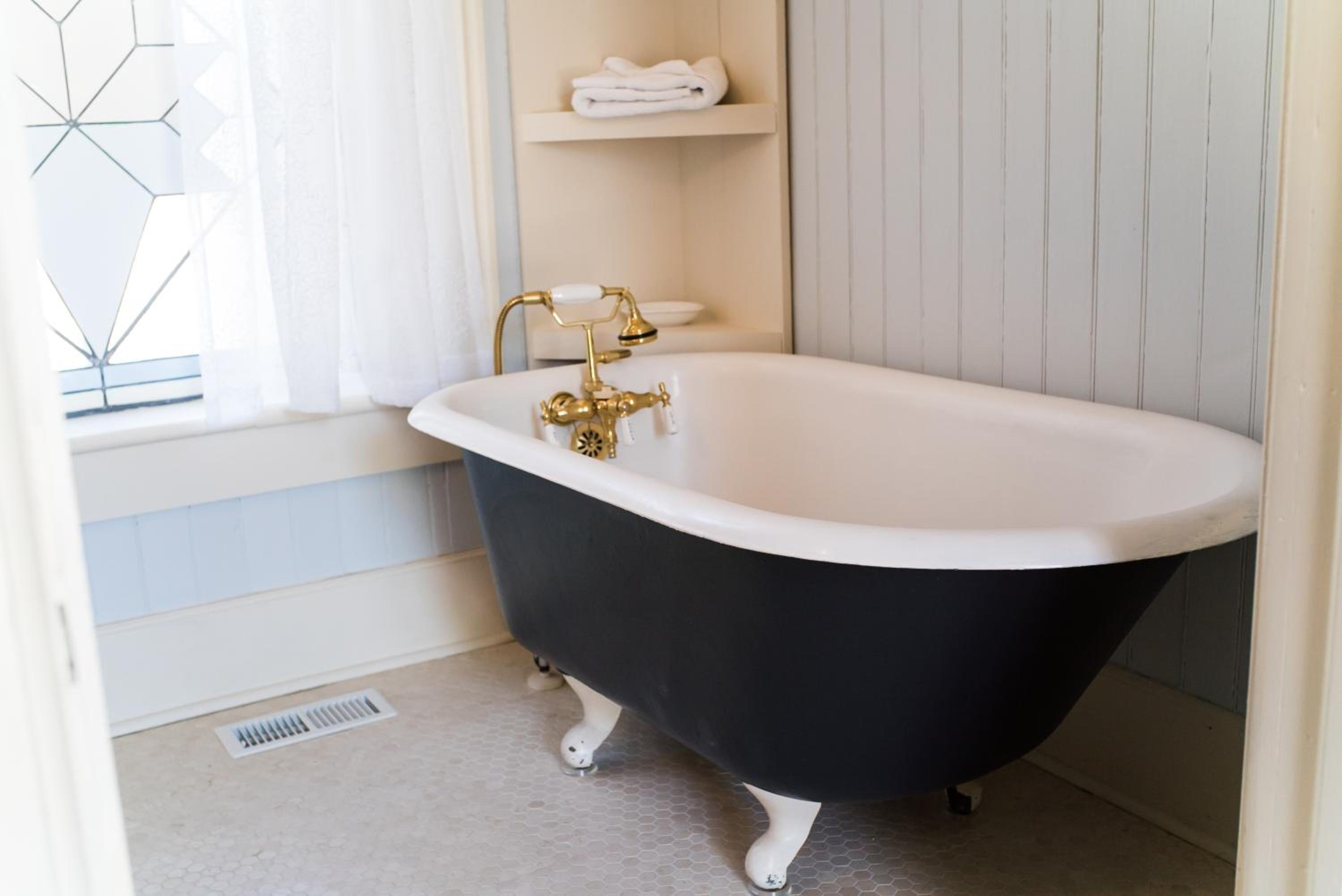 Executive Queen Room with Two Queen Beds - Photo 10