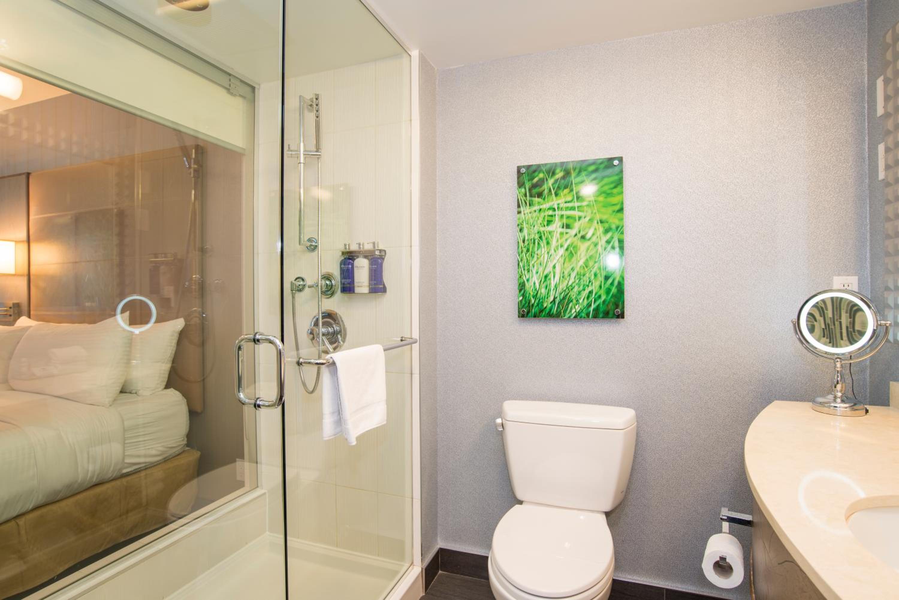 Deluxe King Room with Balcony thumbnail 5