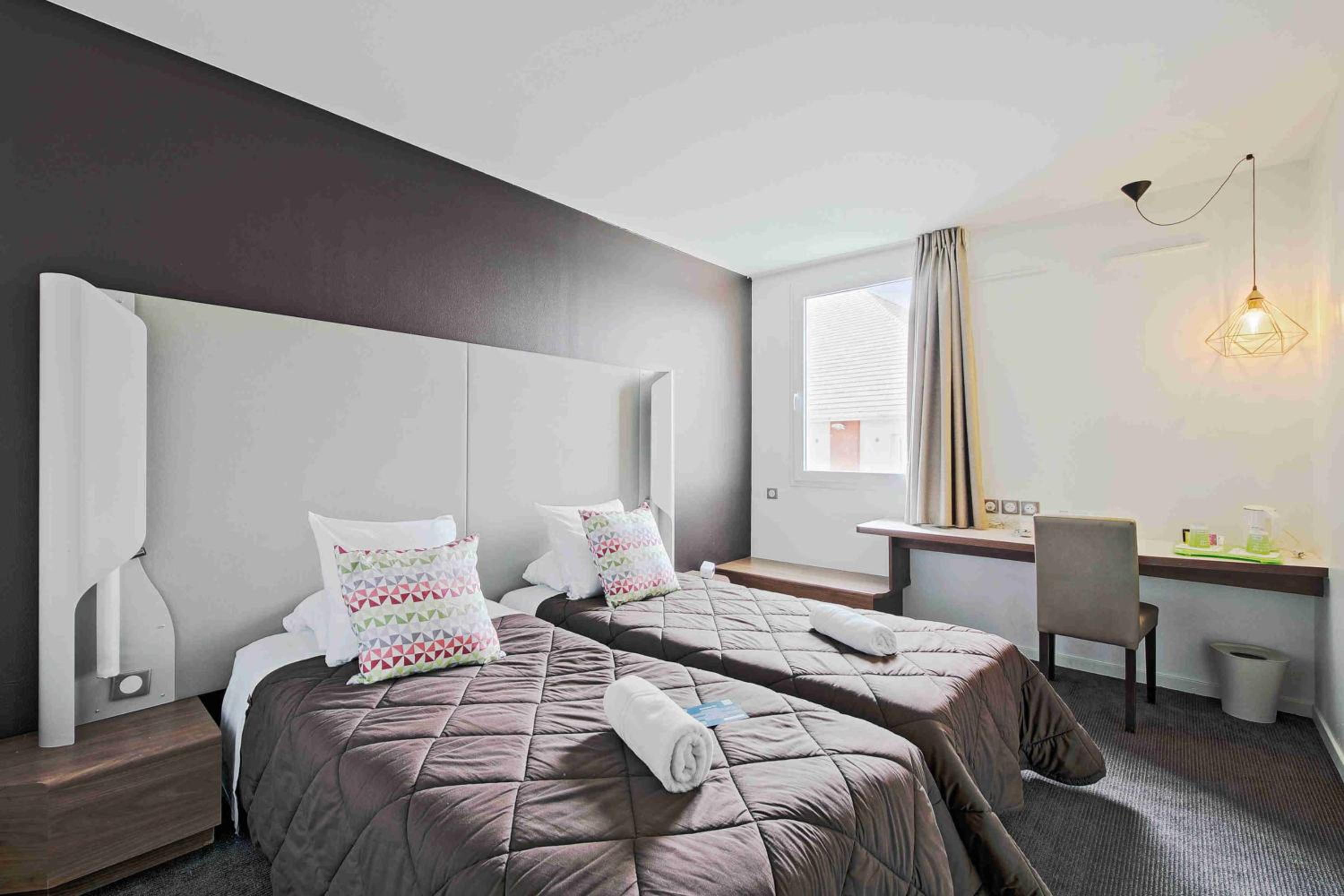 Standard Twin Room - Photo 2