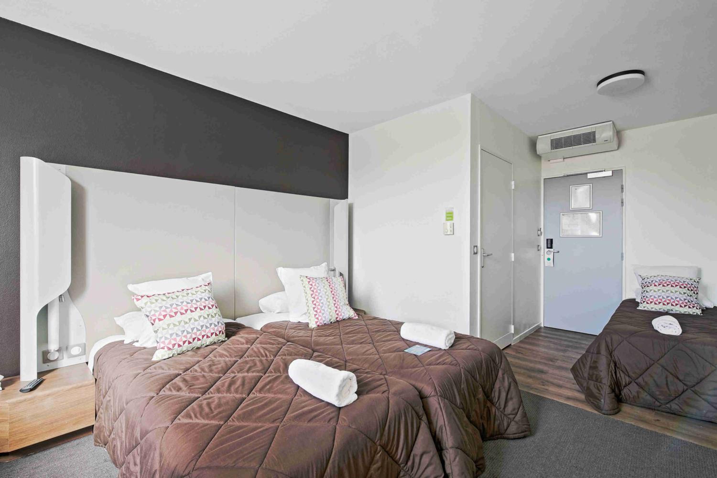 Standard Room with Three Single Beds - Photo 1