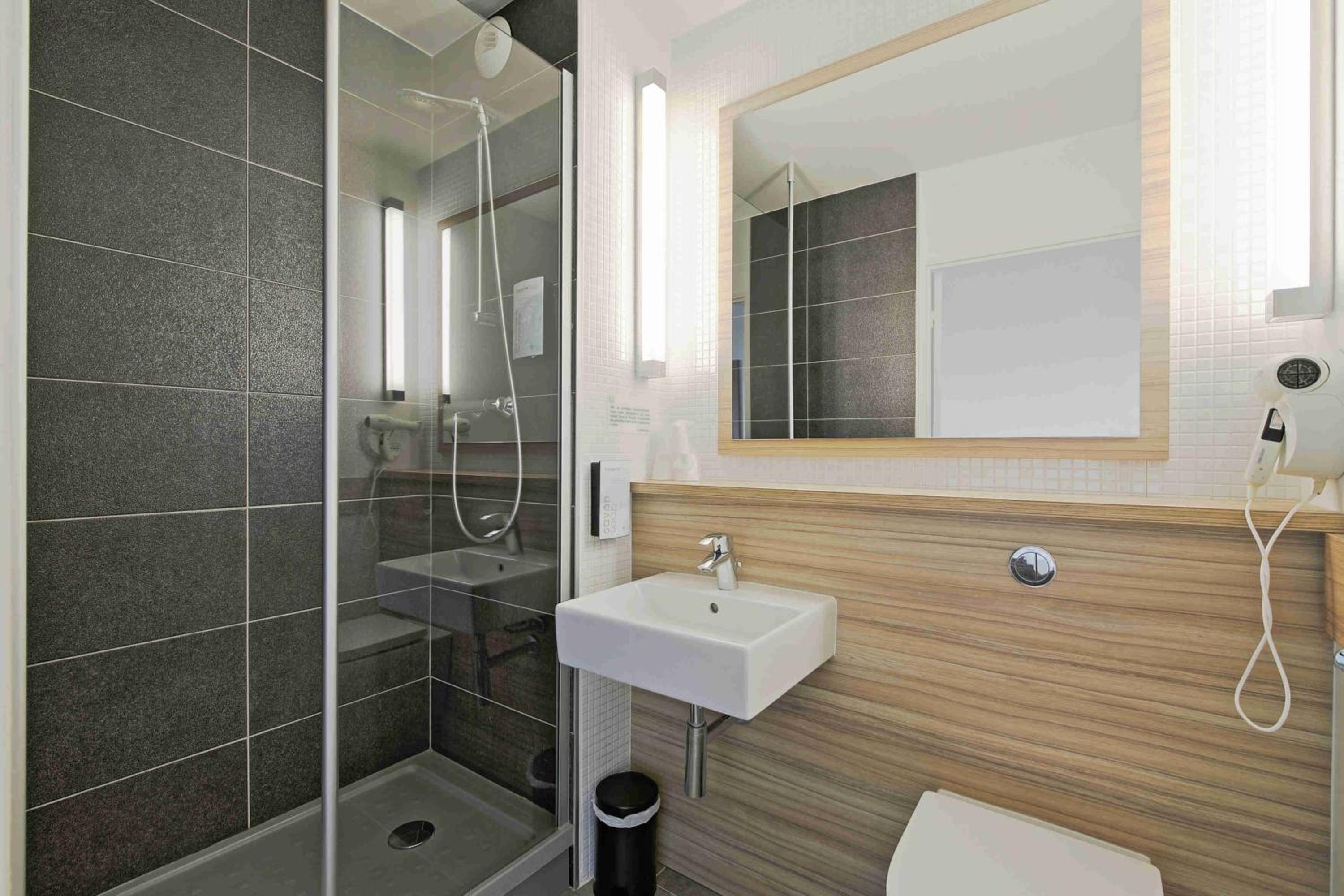 Standard Double Room - Photo 3