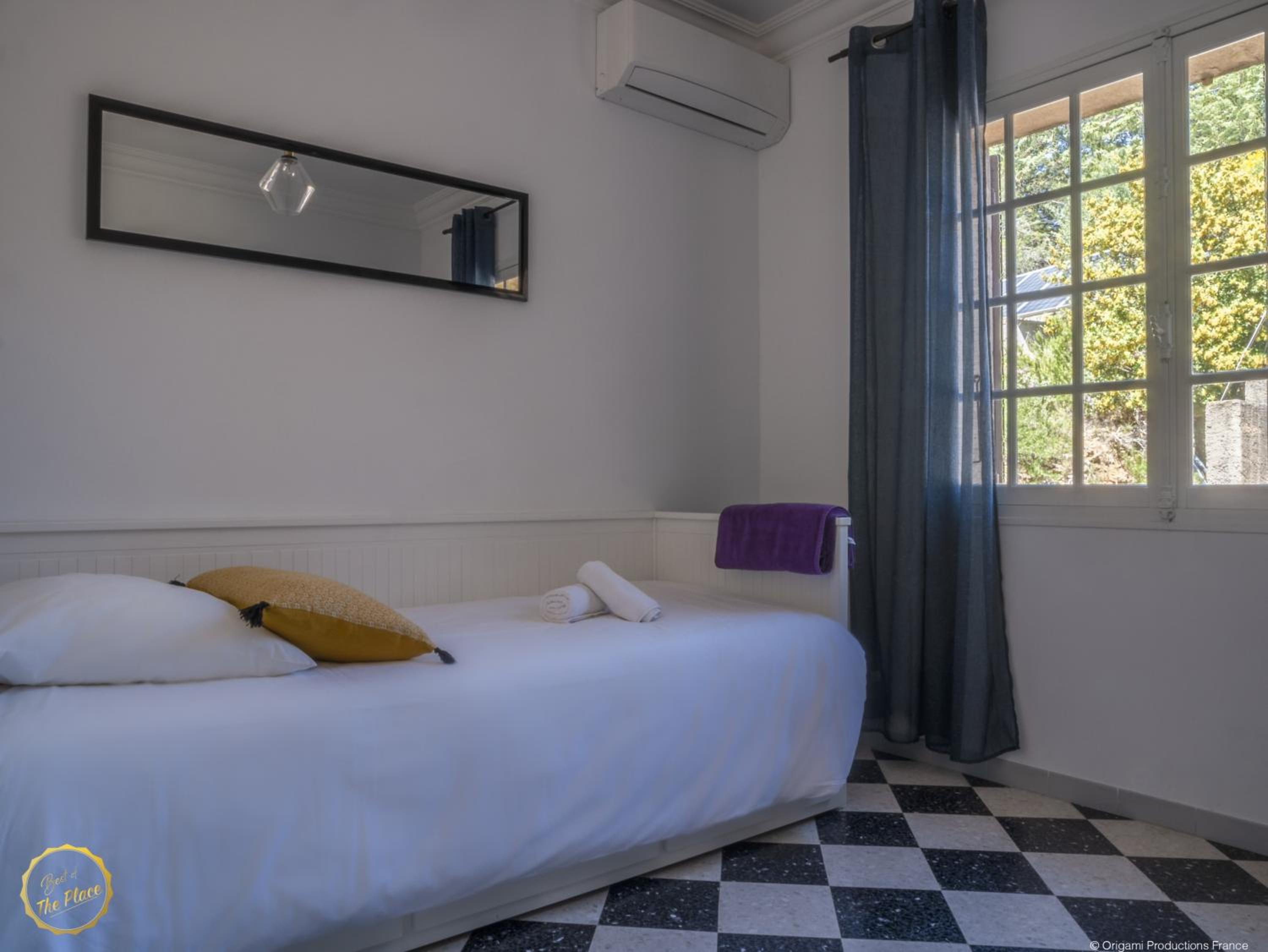 Four-Bedroom Apartment - Photo 5