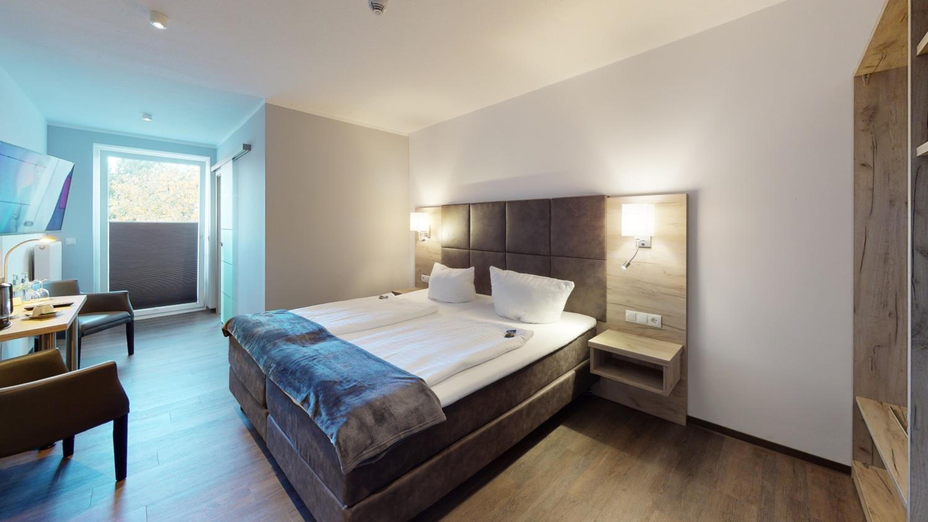 Deluxe Double Room with Balcony - Photo 3