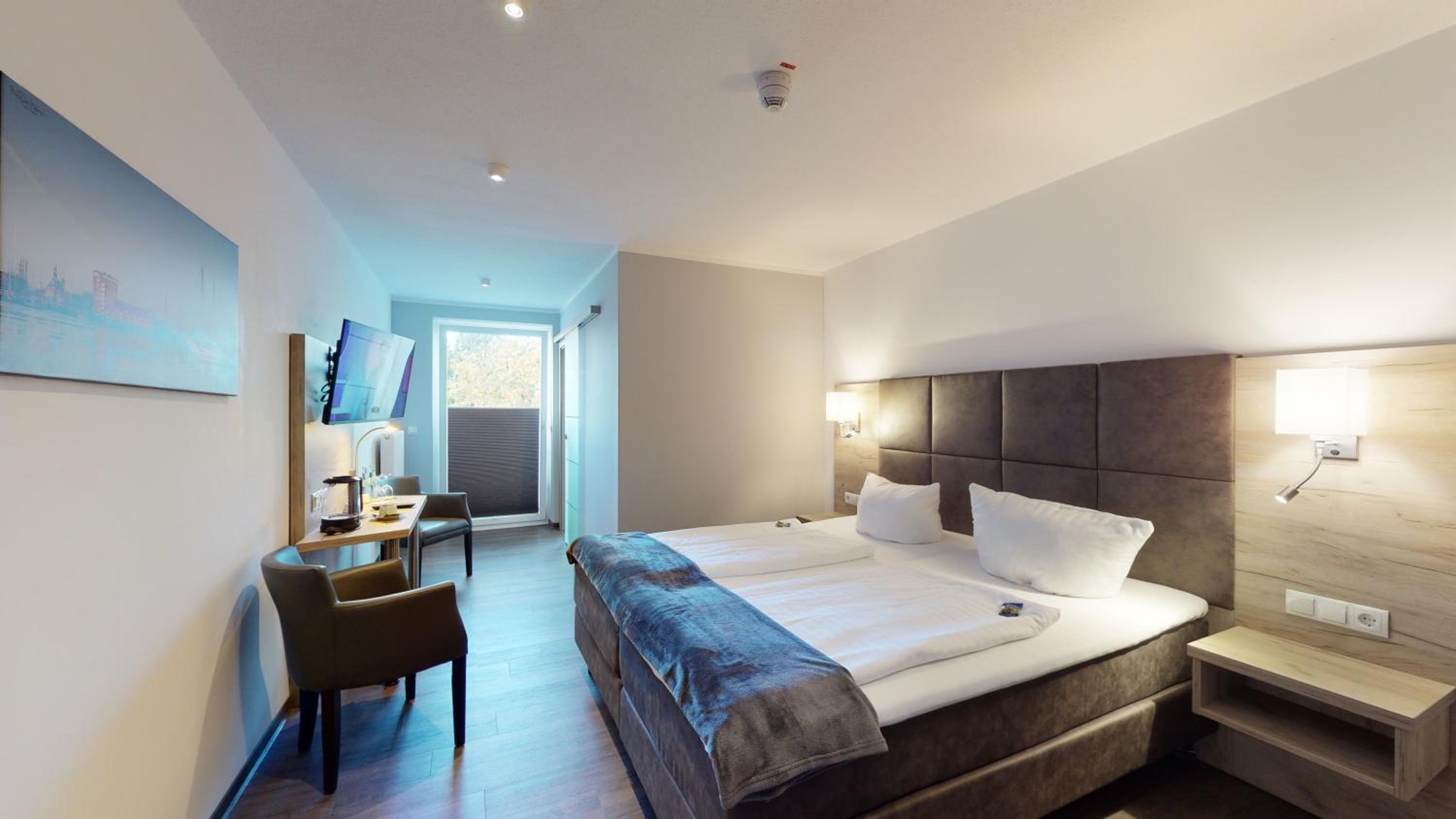 Deluxe Double Room with Balcony - Photo 5