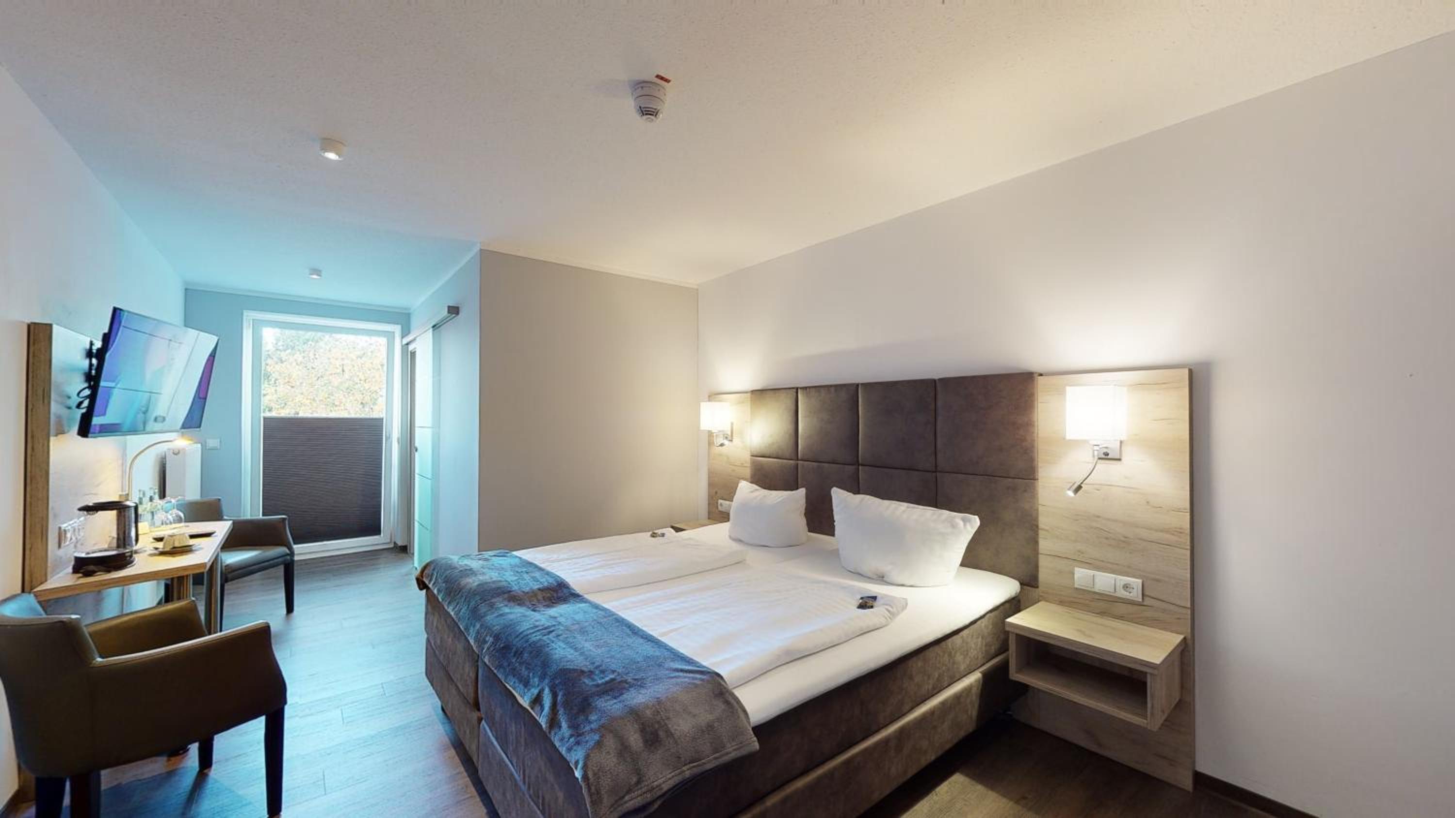 Deluxe Double Room with Balcony - Photo 4